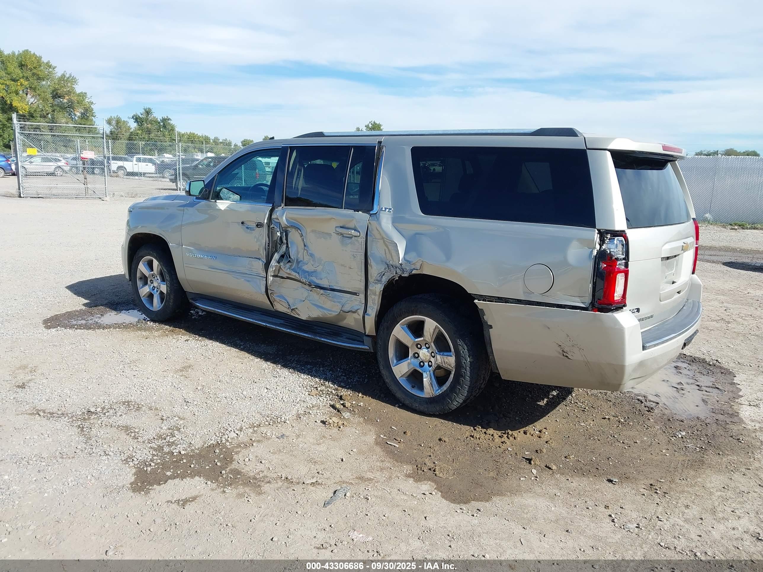 CHEVROLET SUBURBAN image 3