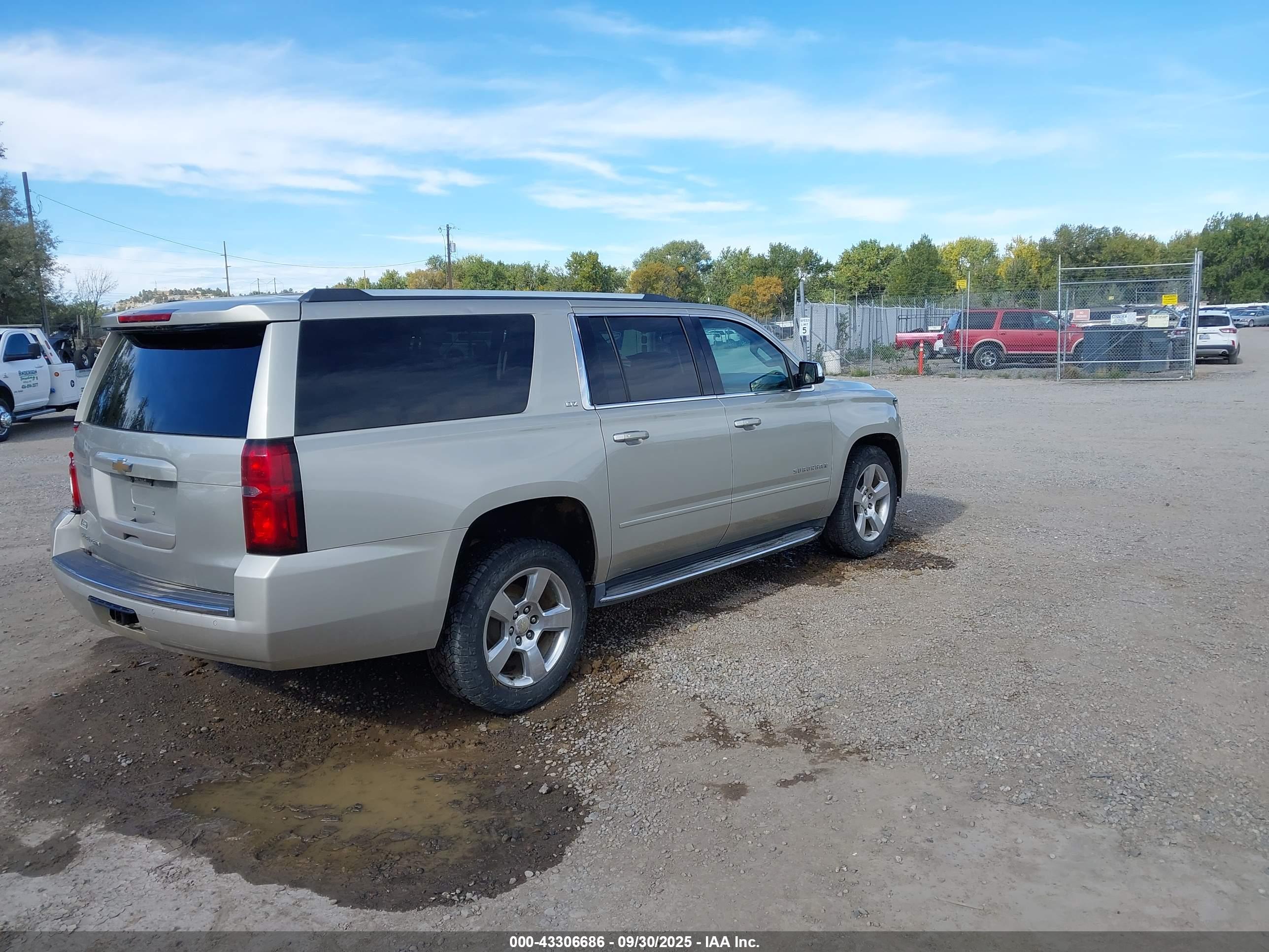 CHEVROLET SUBURBAN image 4