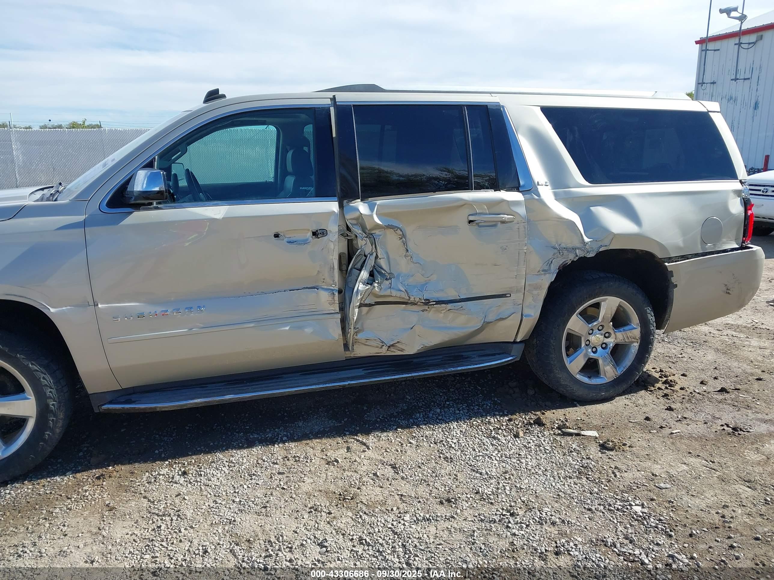 CHEVROLET SUBURBAN image 6