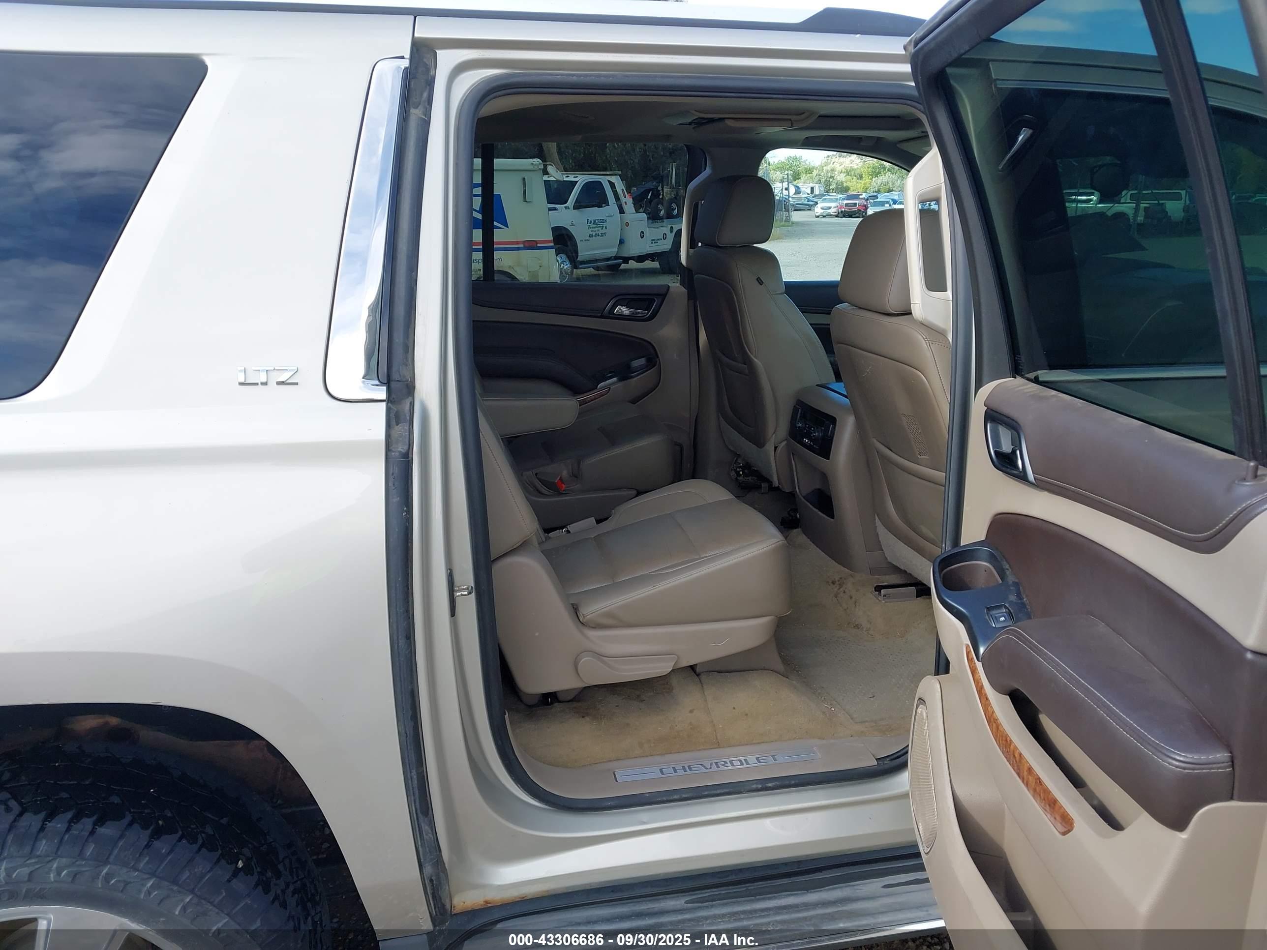 CHEVROLET SUBURBAN image 8