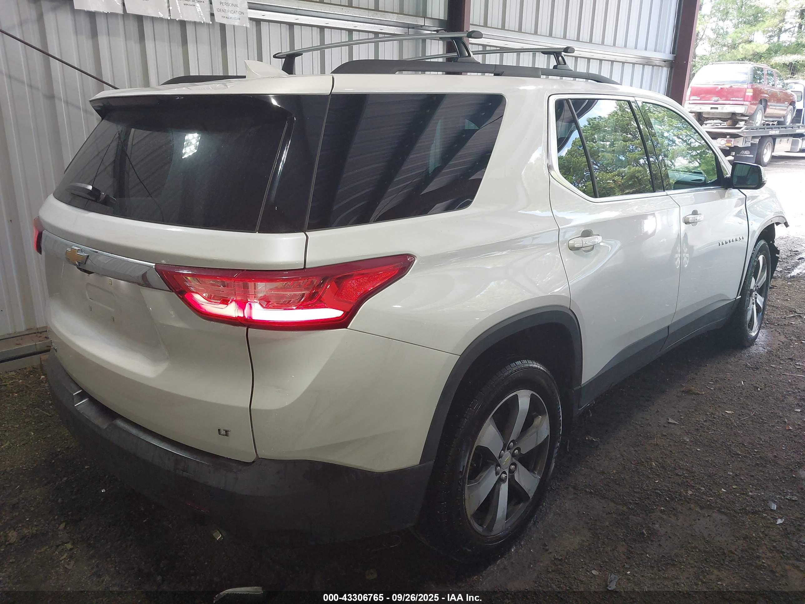 CHEVROLET TRAVERSE image 4