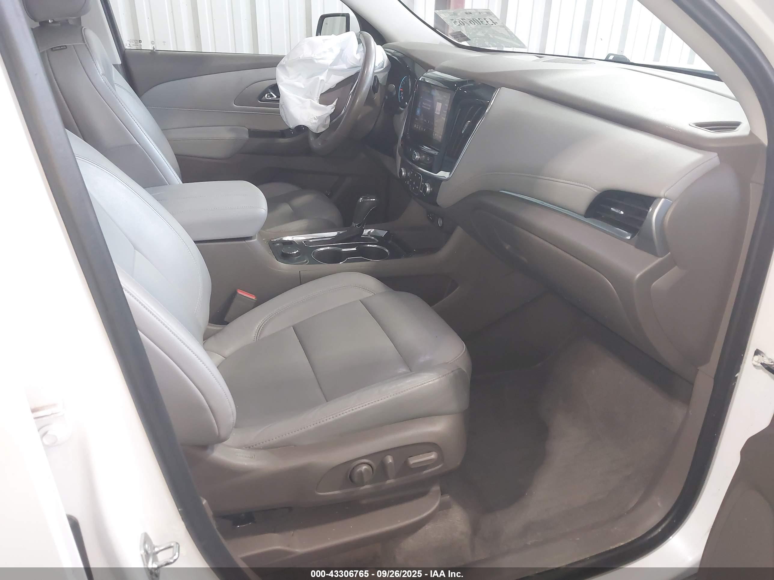 CHEVROLET TRAVERSE image 5