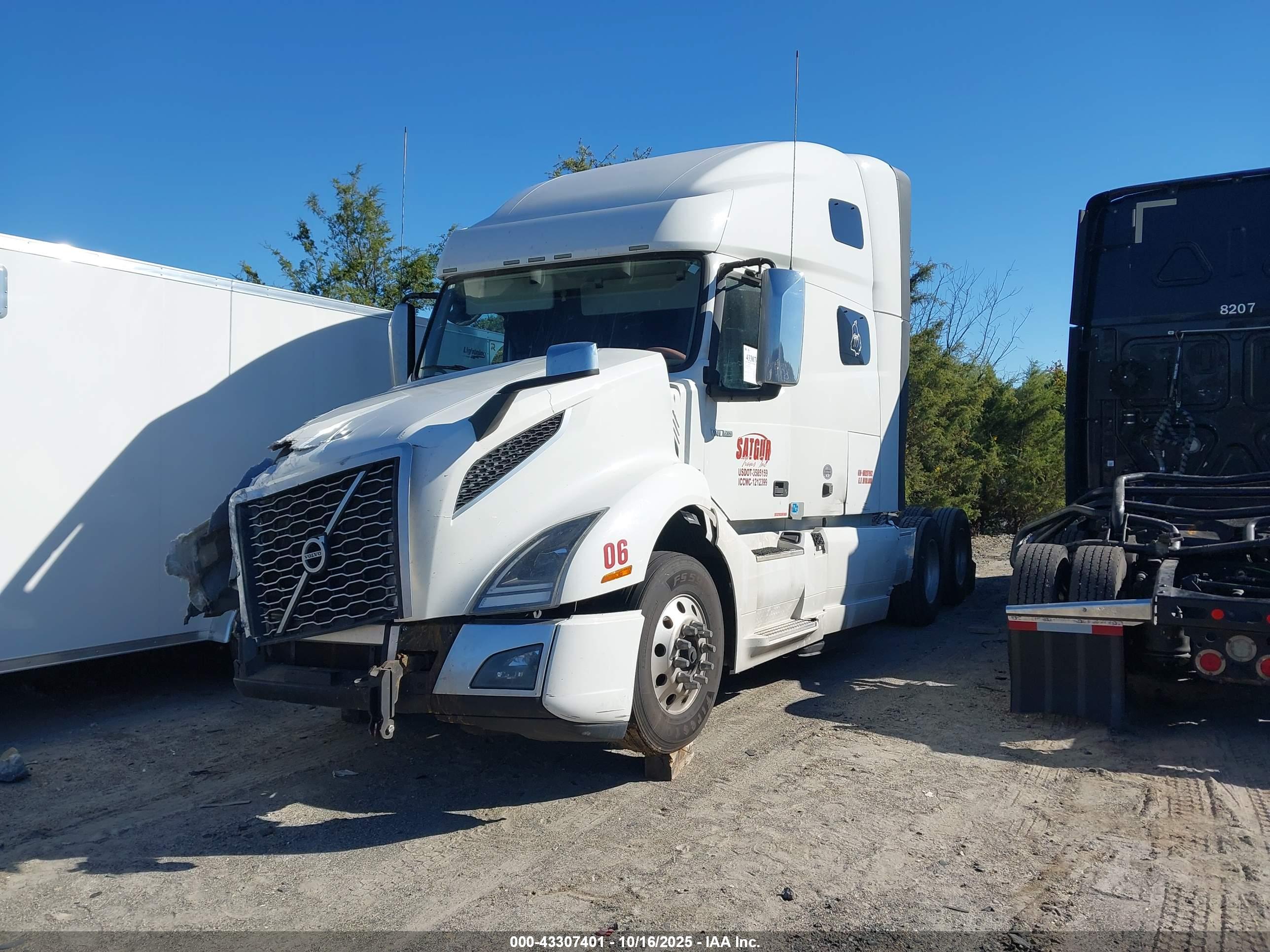 VOLVO VNL image 2