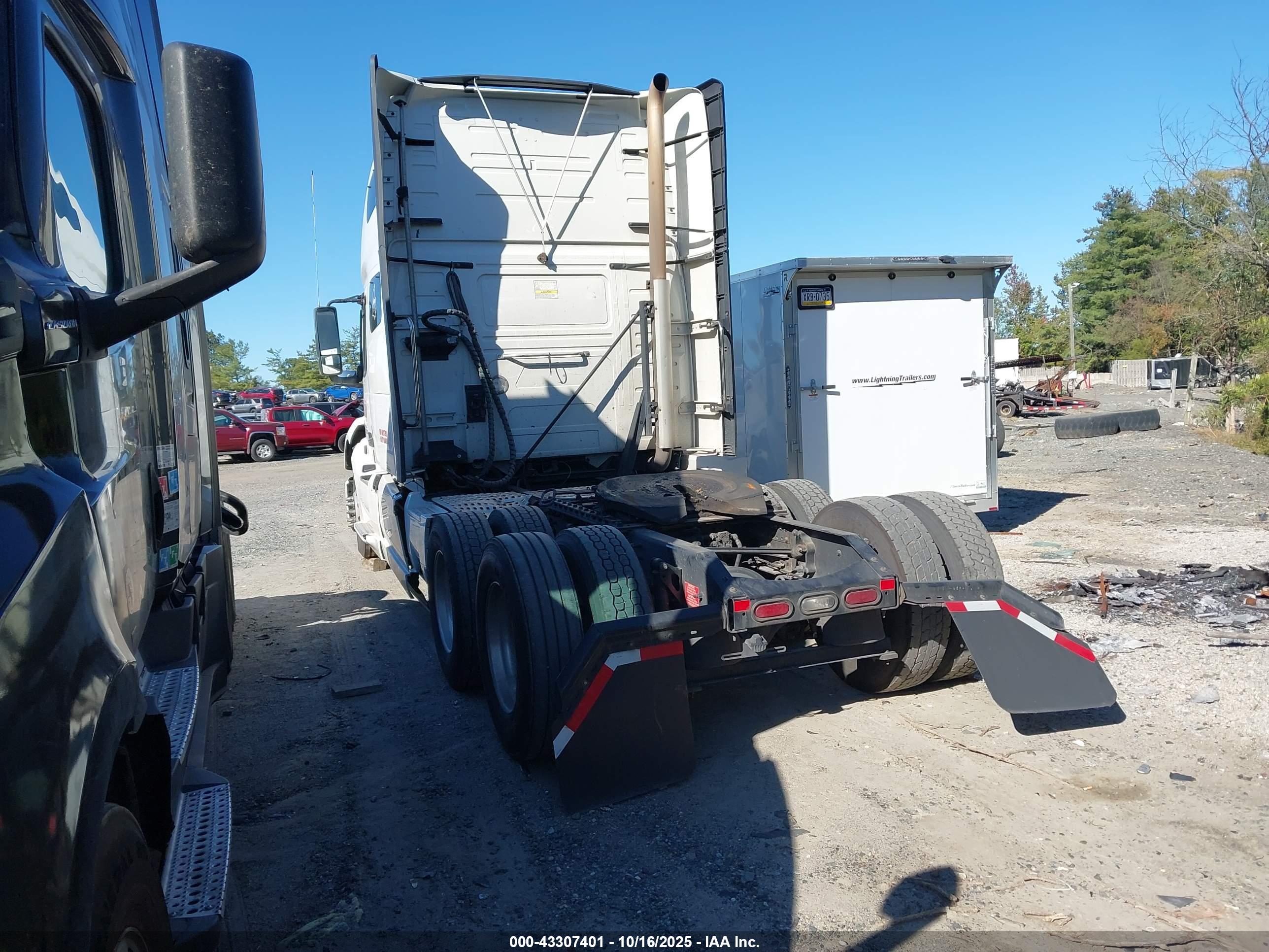 VOLVO VNL image 3