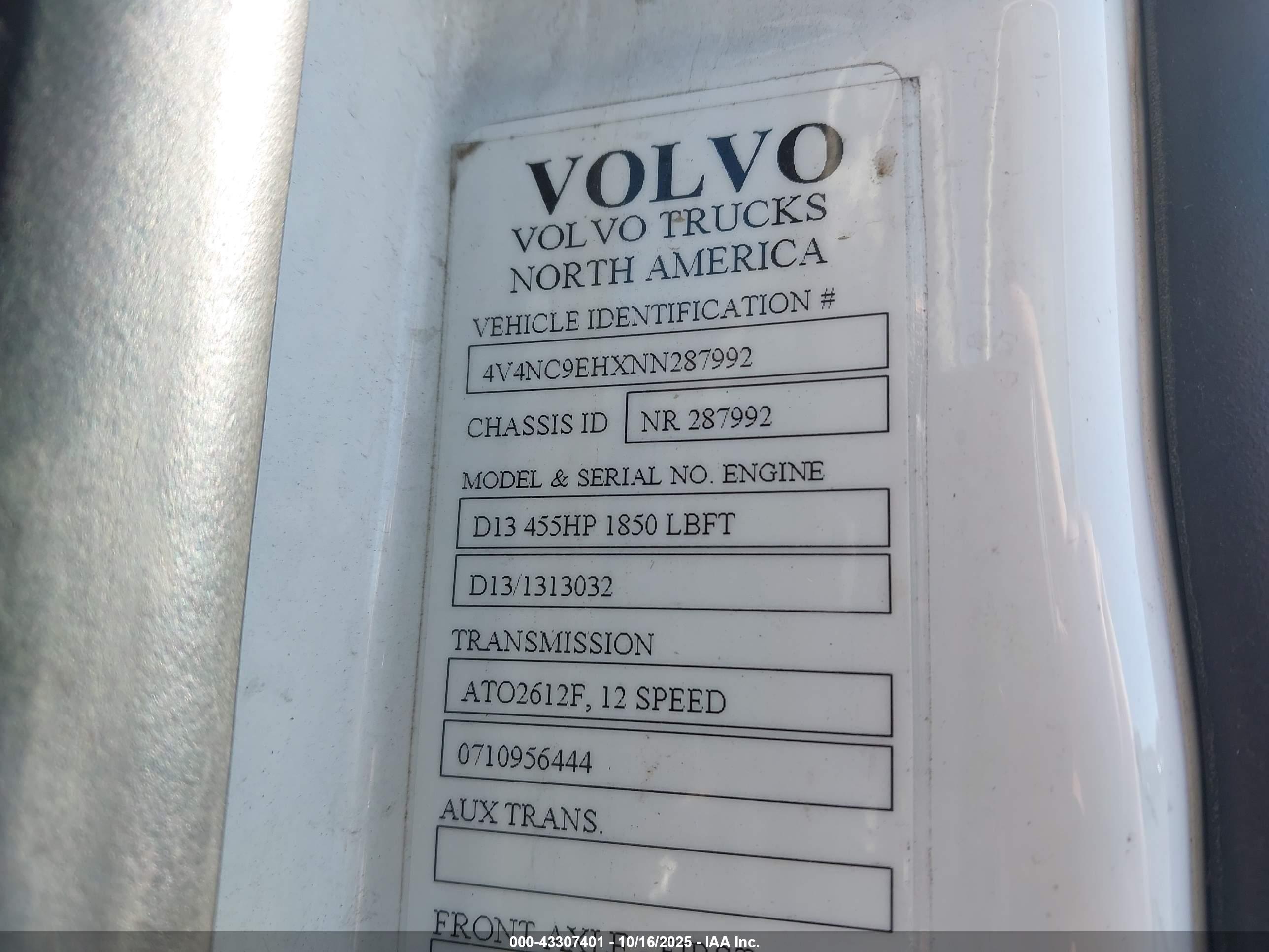 VOLVO VNL image 9