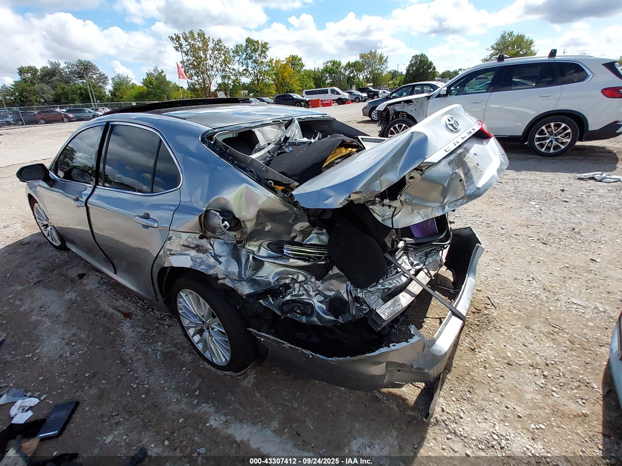 TOYOTA CAMRY image 3