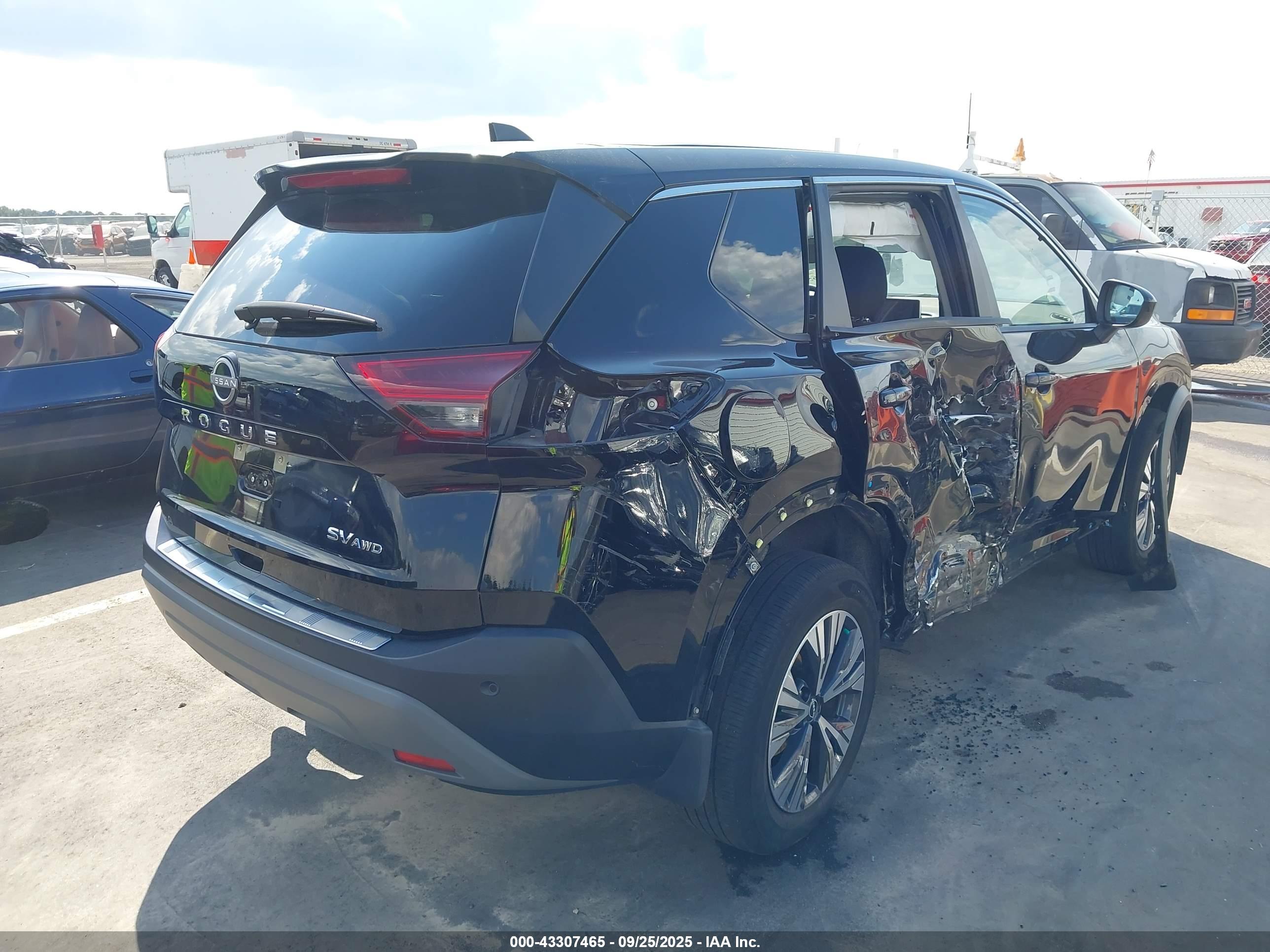 NISSAN ROGUE image 4