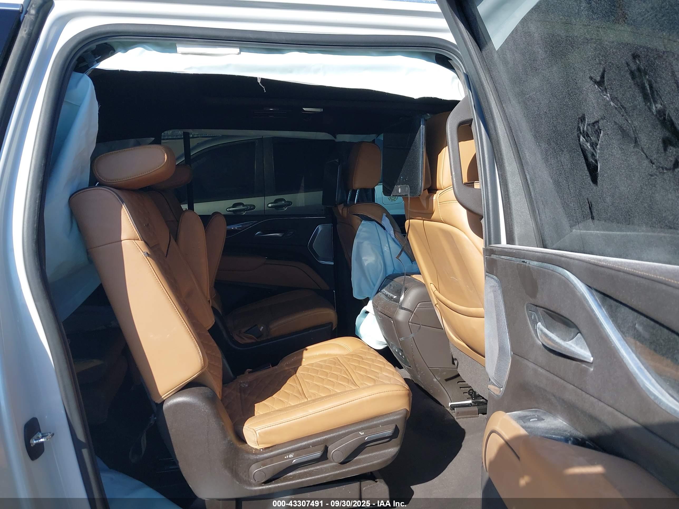 CADILLAC ESCALADE image 8