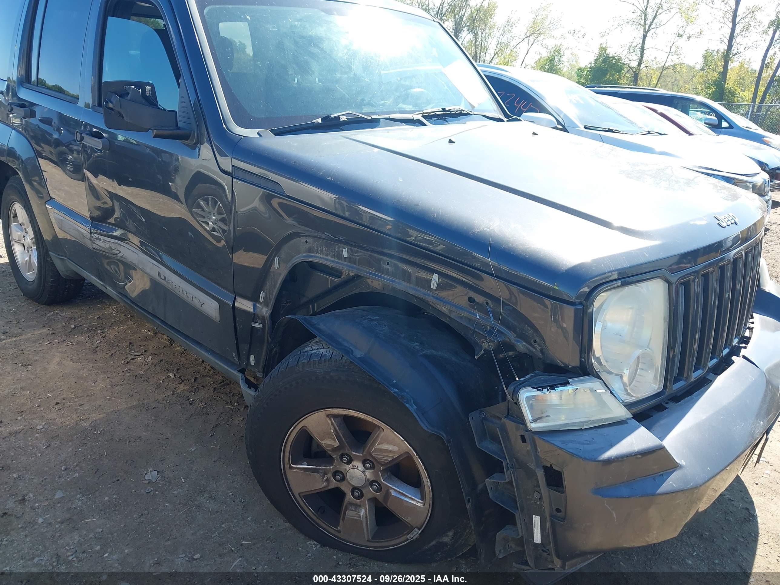 JEEP LIBERTY image 6