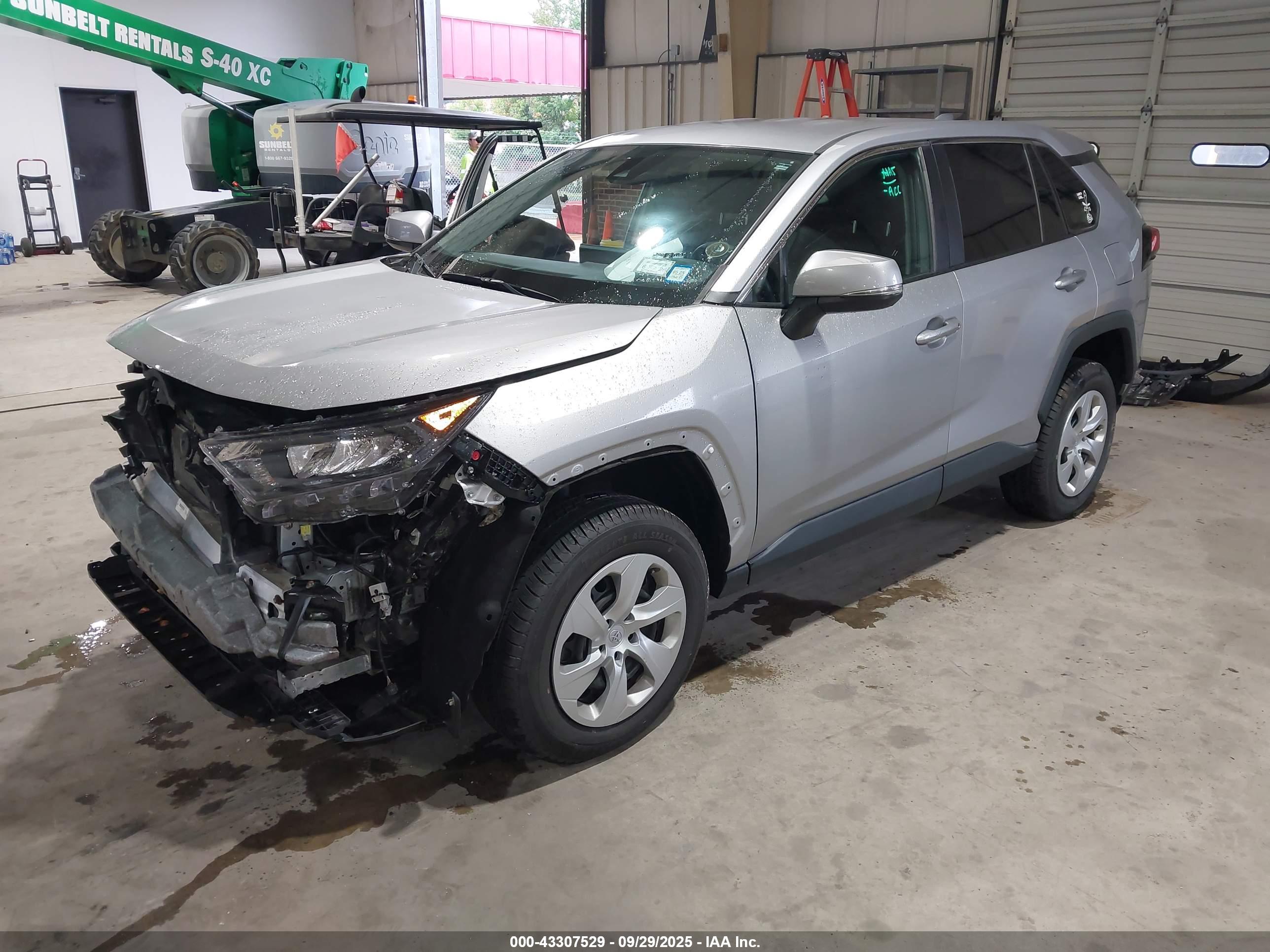TOYOTA RAV4 image 2