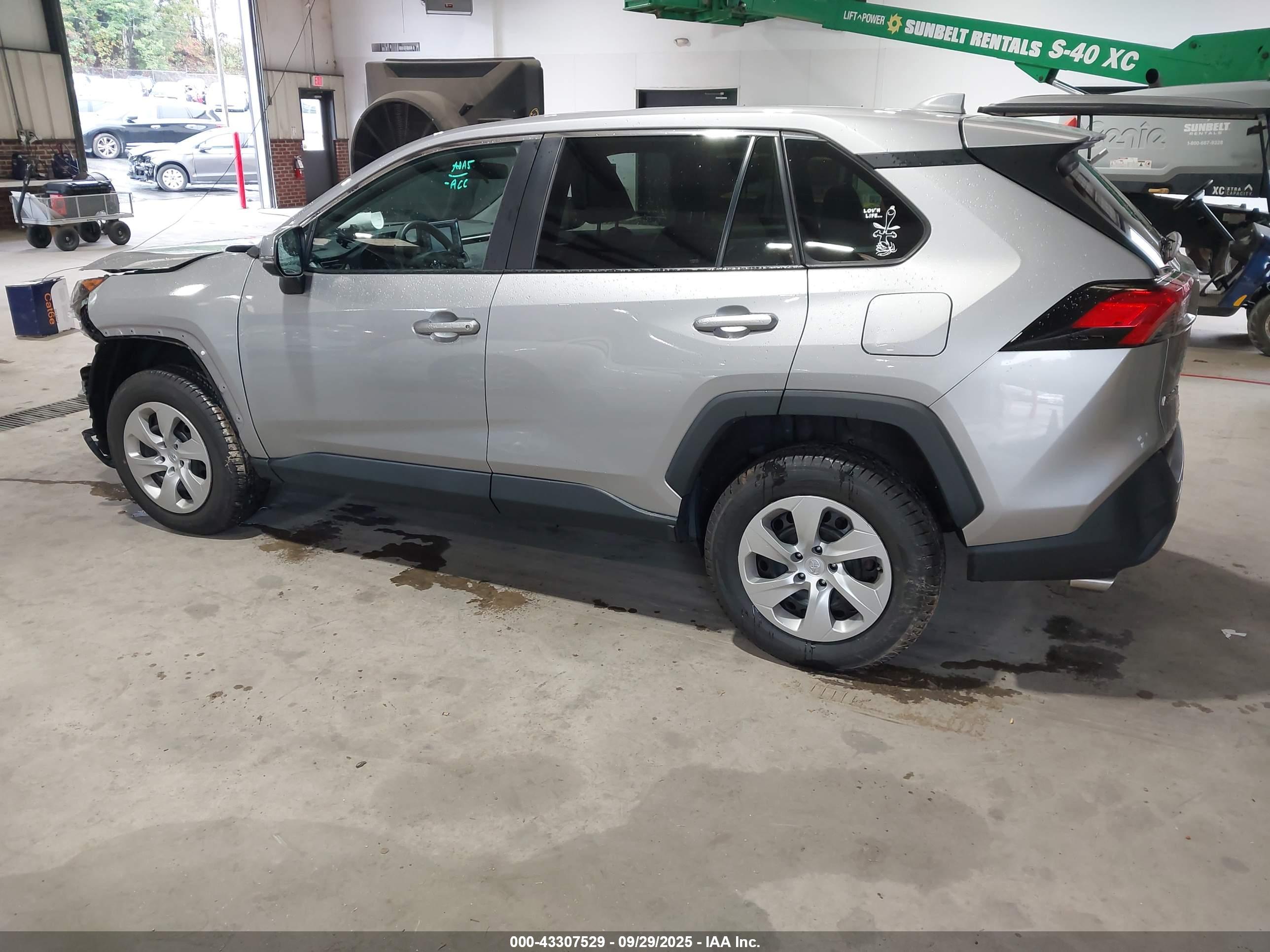 TOYOTA RAV4 image 3