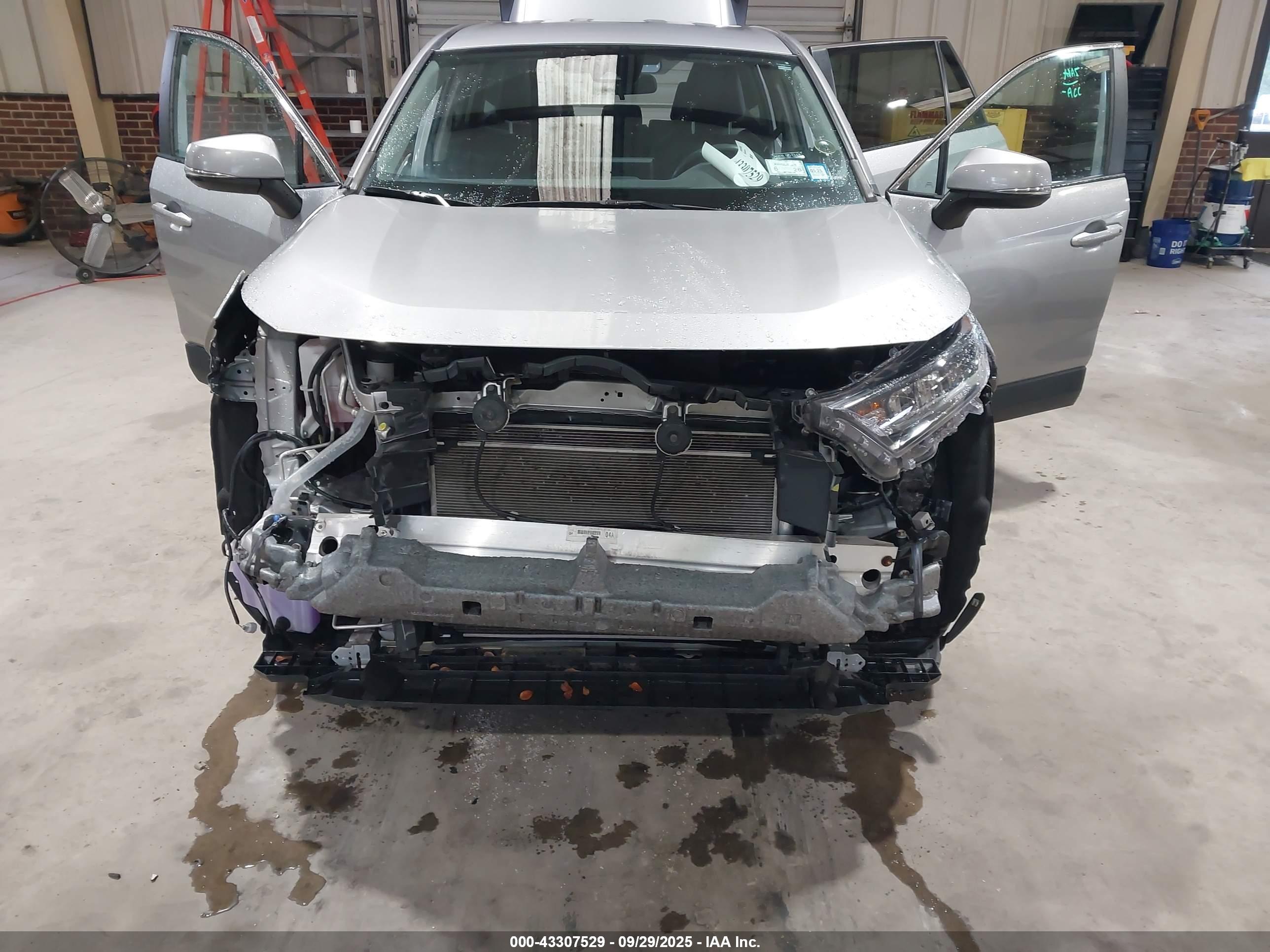TOYOTA RAV4 image 6