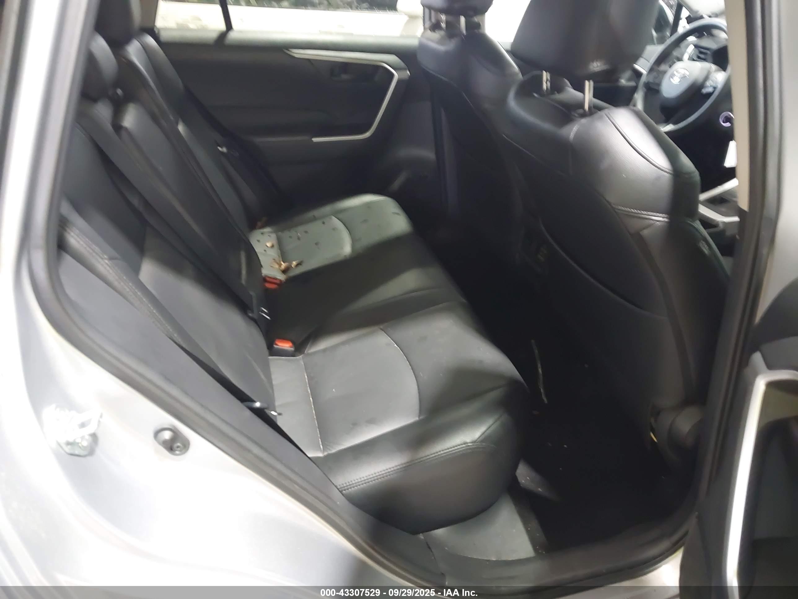 TOYOTA RAV4 image 8