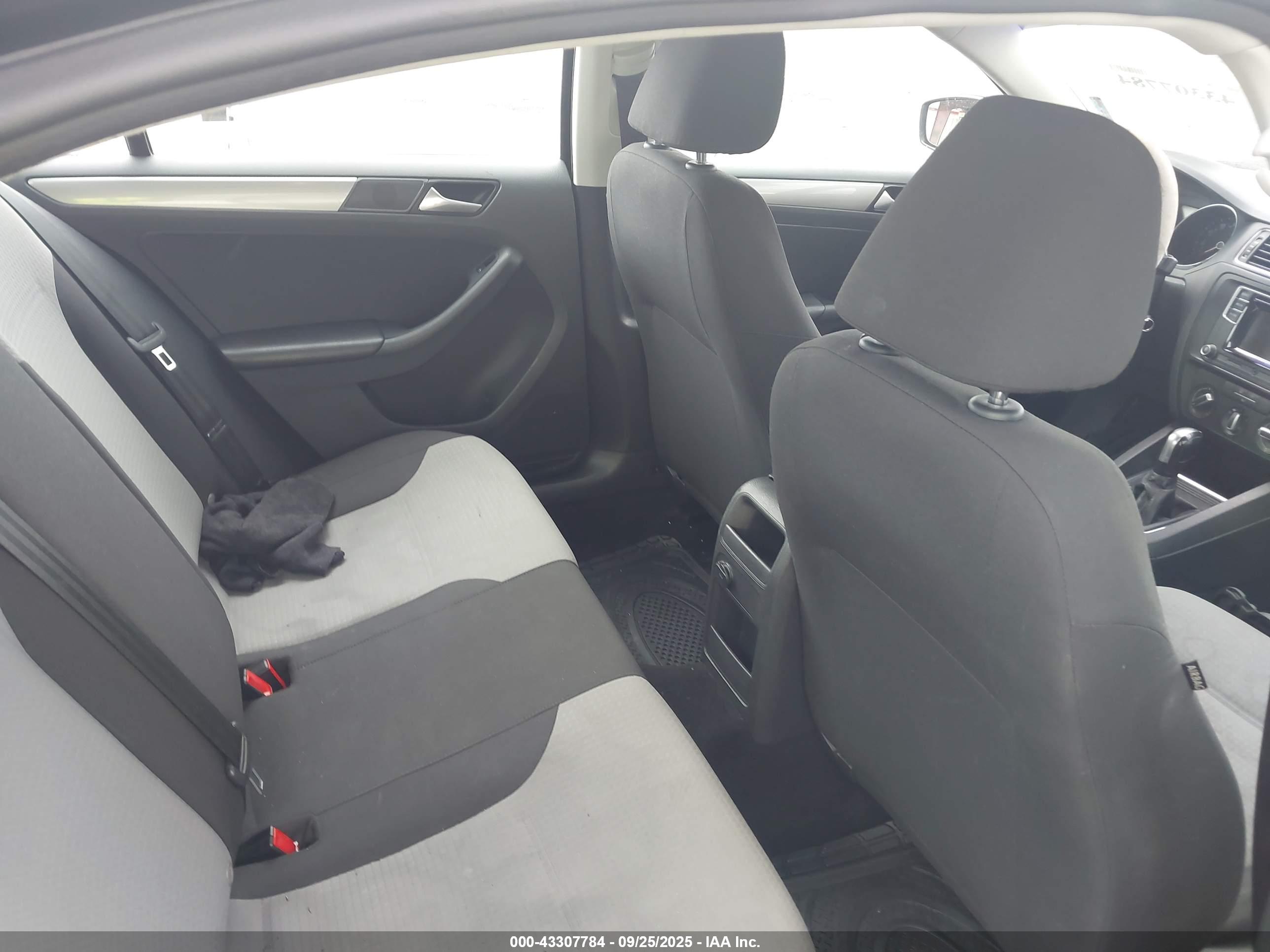 VOLKSWAGEN JETTA image 8