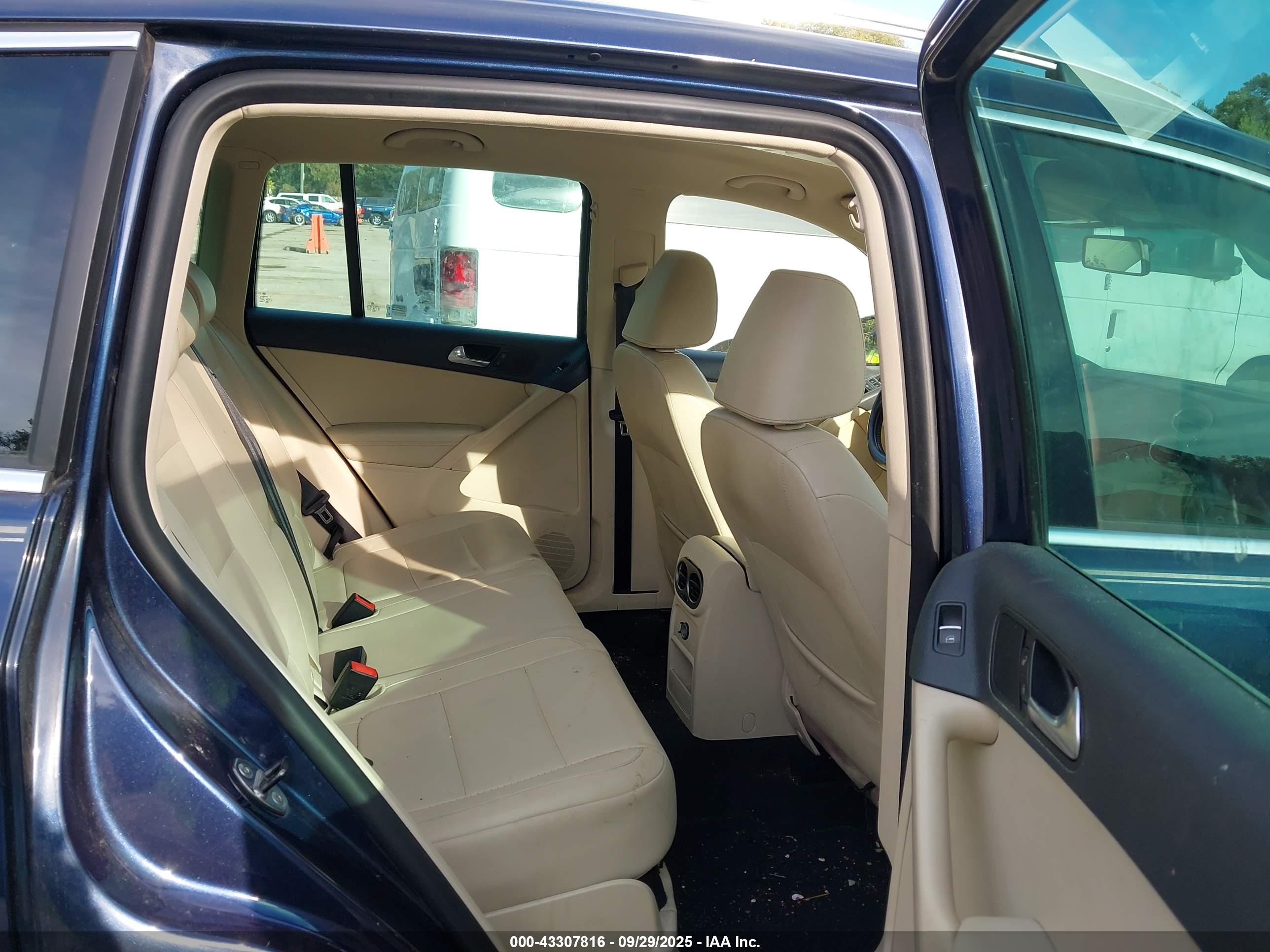 VOLKSWAGEN TIGUAN image 8
