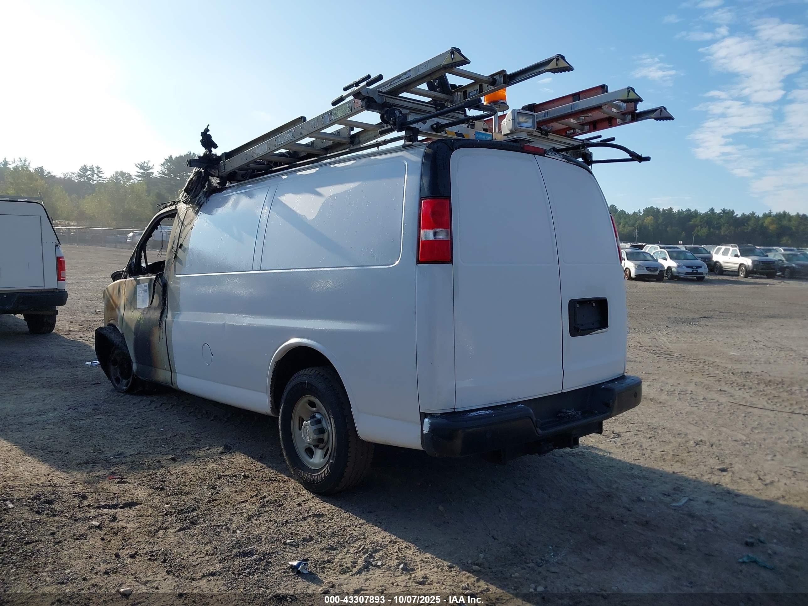 CHEVROLET EXPRESS image 3