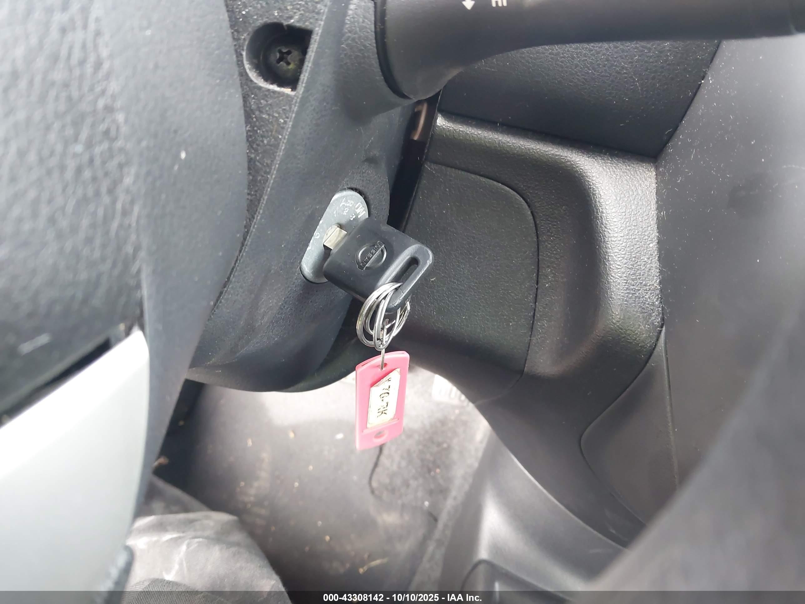 NISSAN VERSA image 11