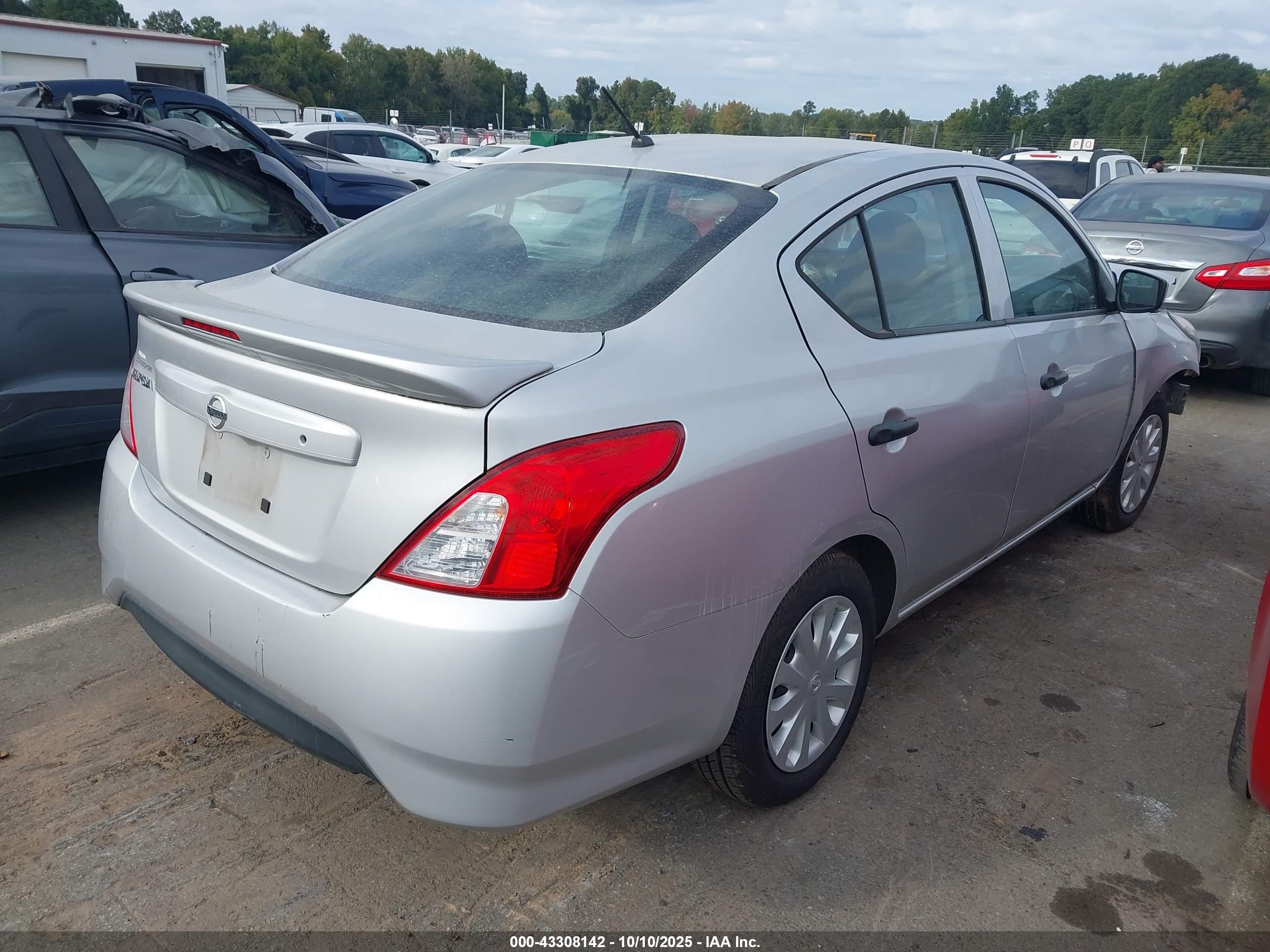 NISSAN VERSA image 4