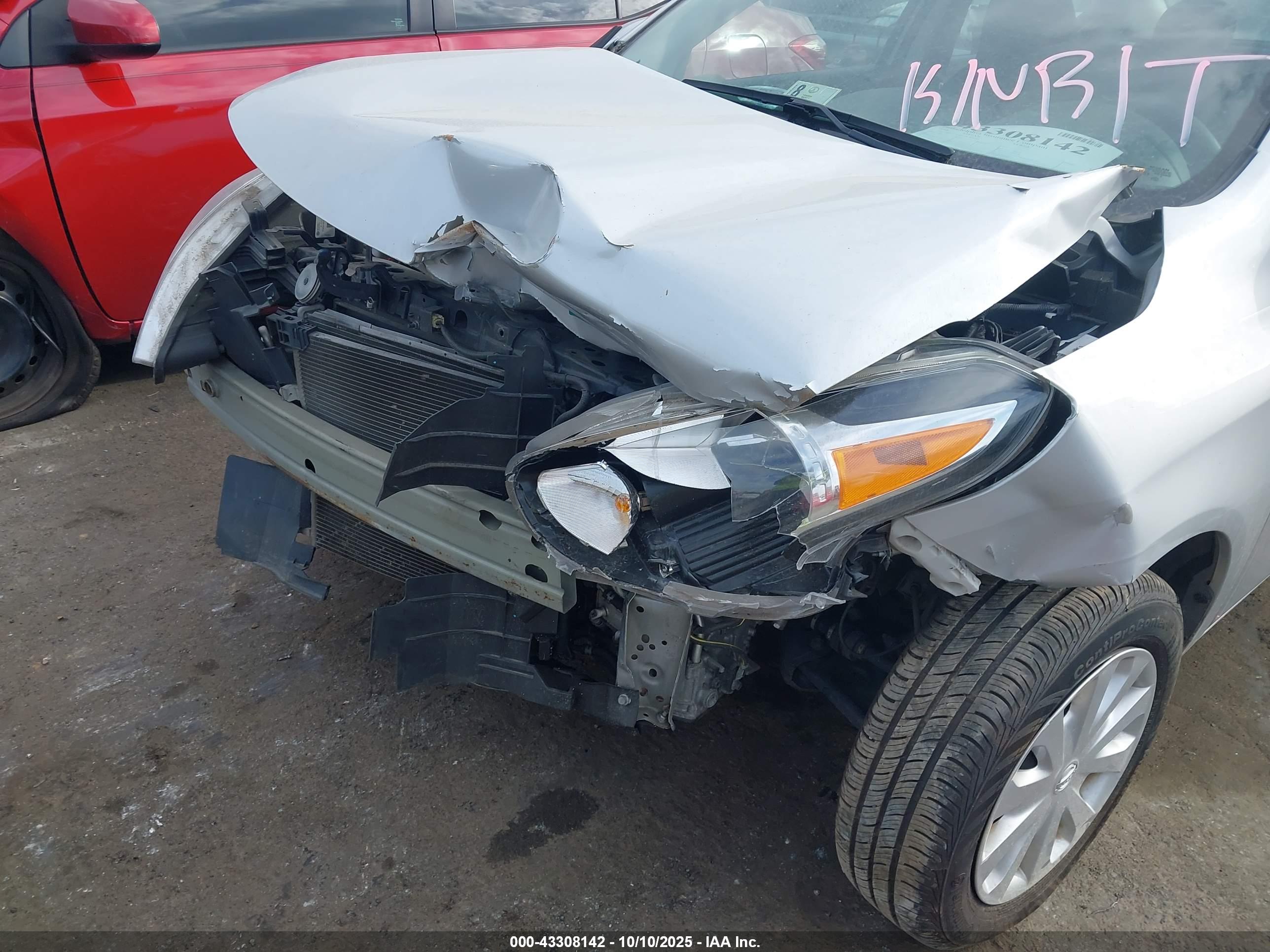 NISSAN VERSA image 6