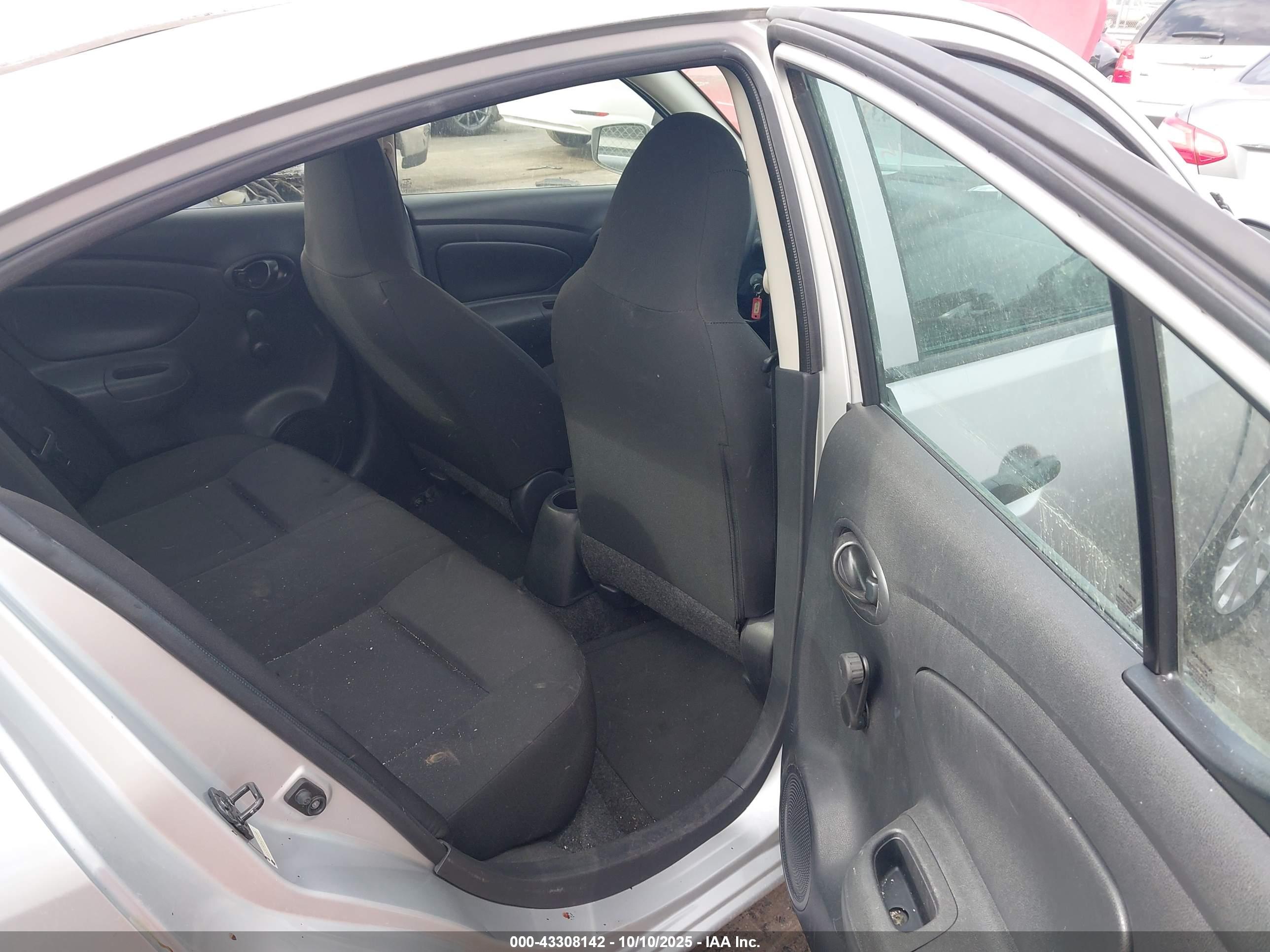 NISSAN VERSA image 8