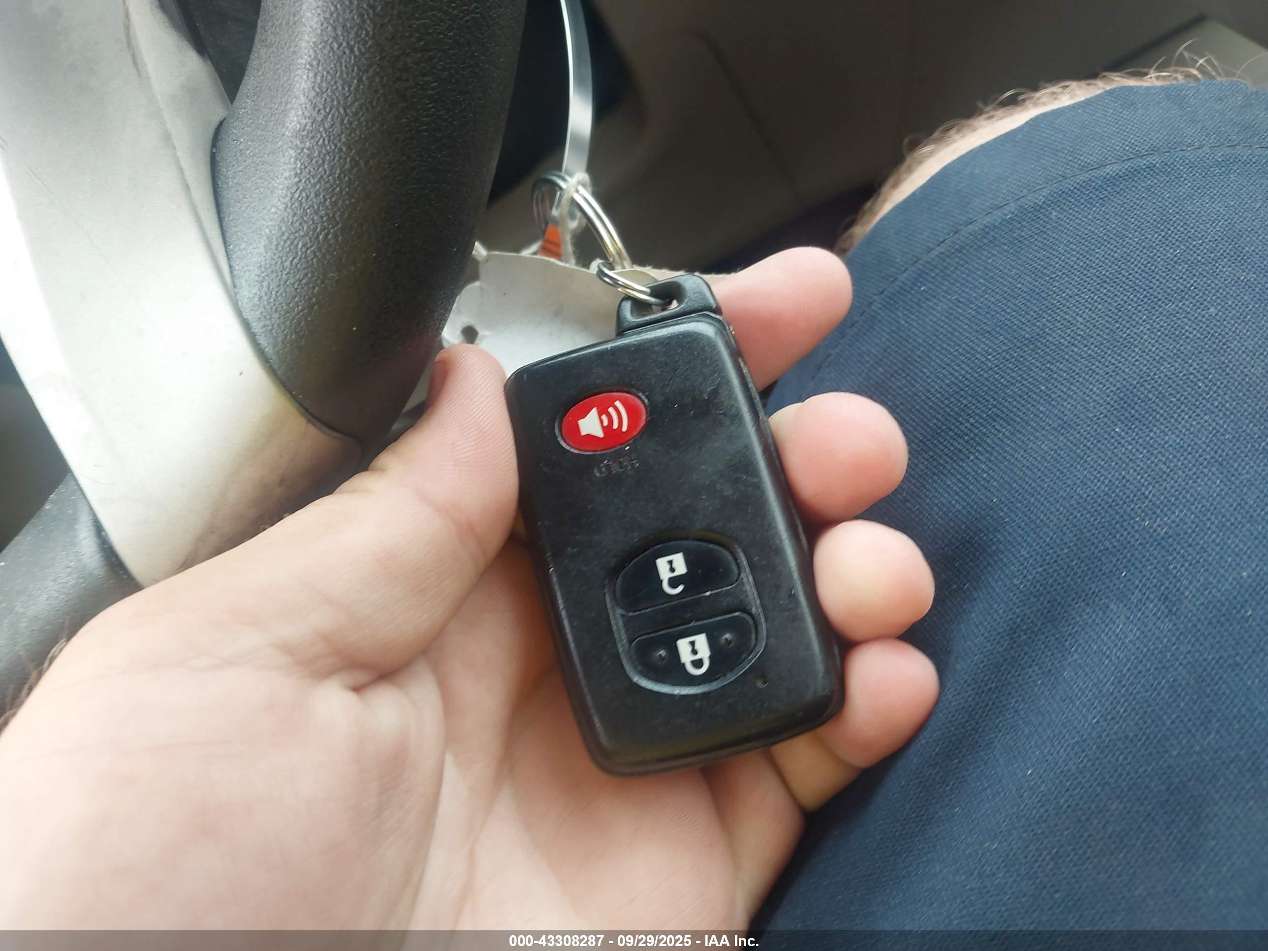 TOYOTA PRIUS image 11