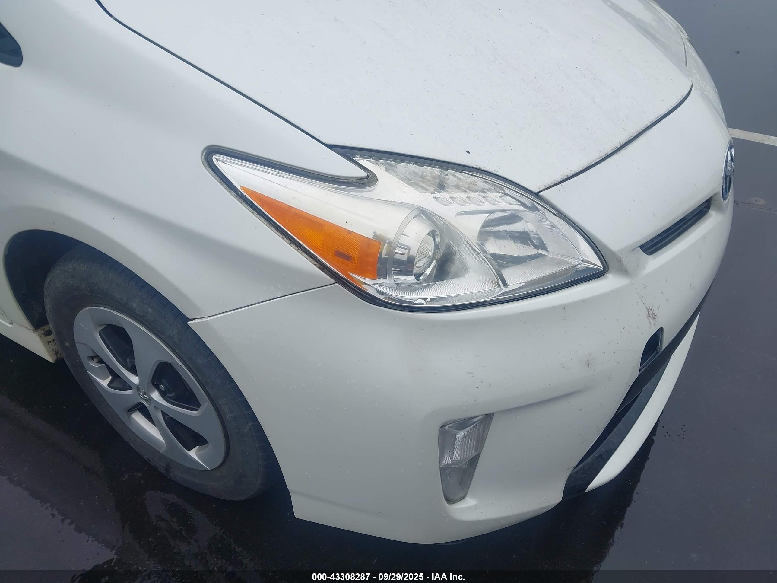 TOYOTA PRIUS image 6
