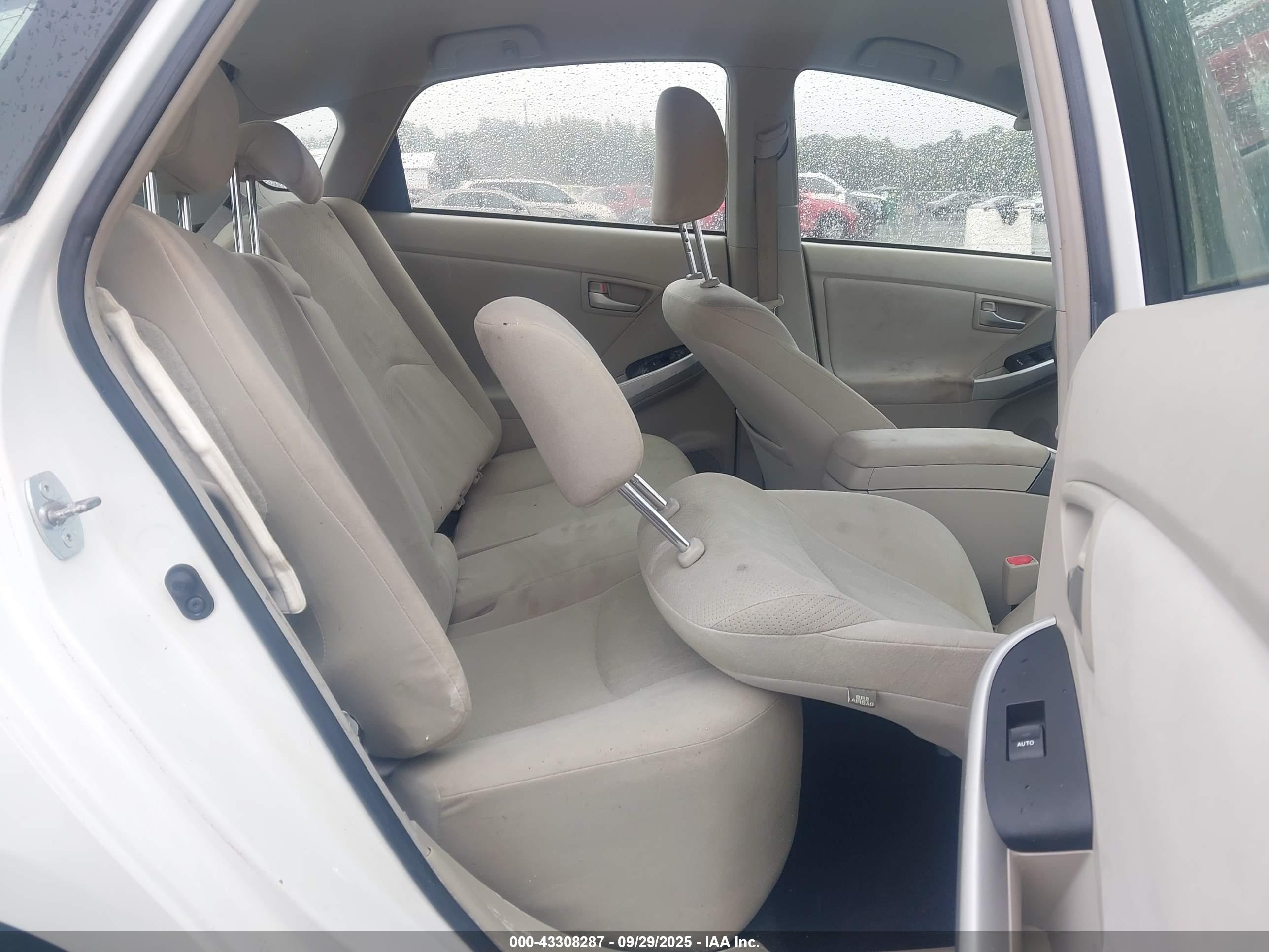 TOYOTA PRIUS image 8