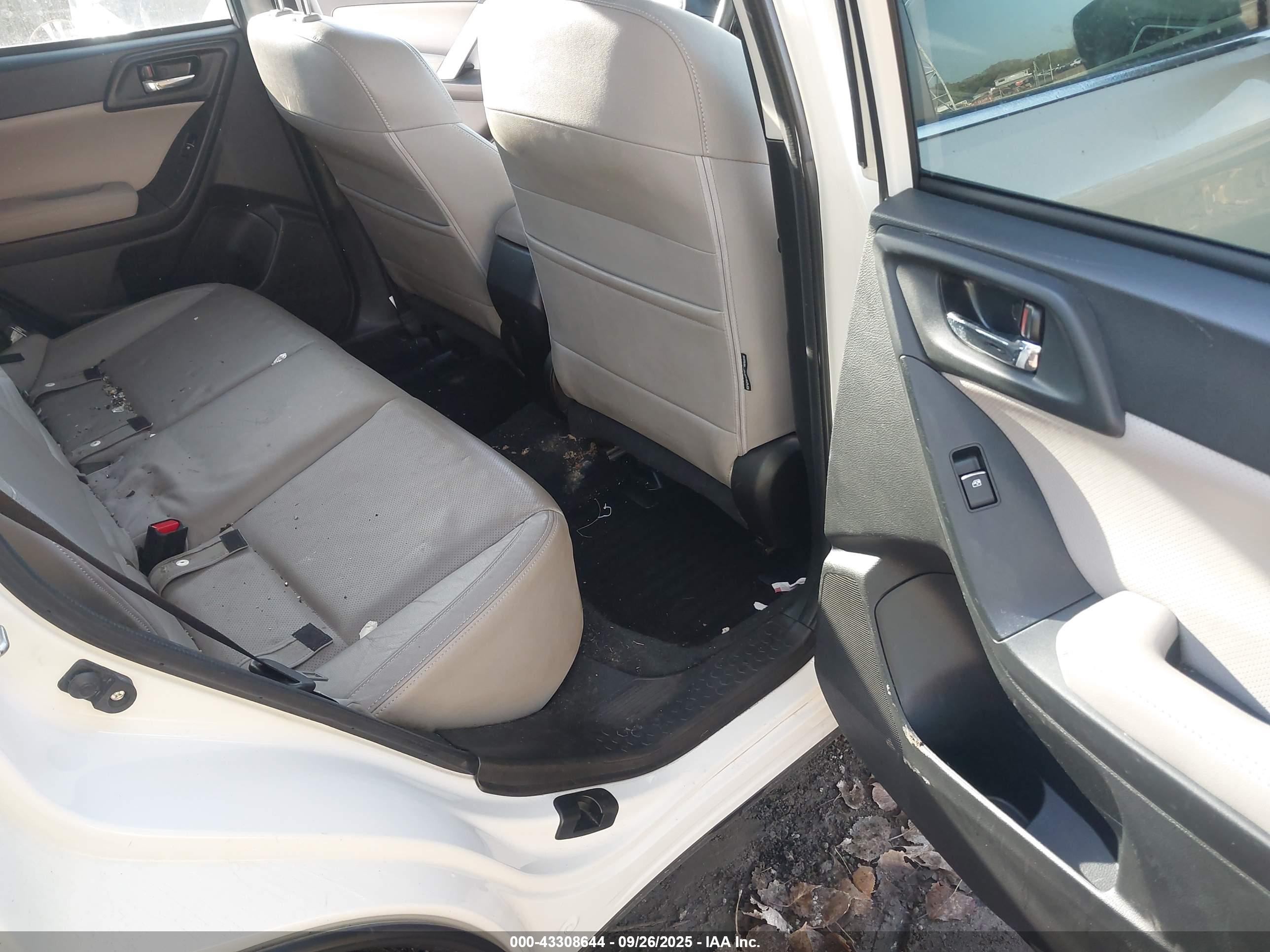 SUBARU FORESTER image 8
