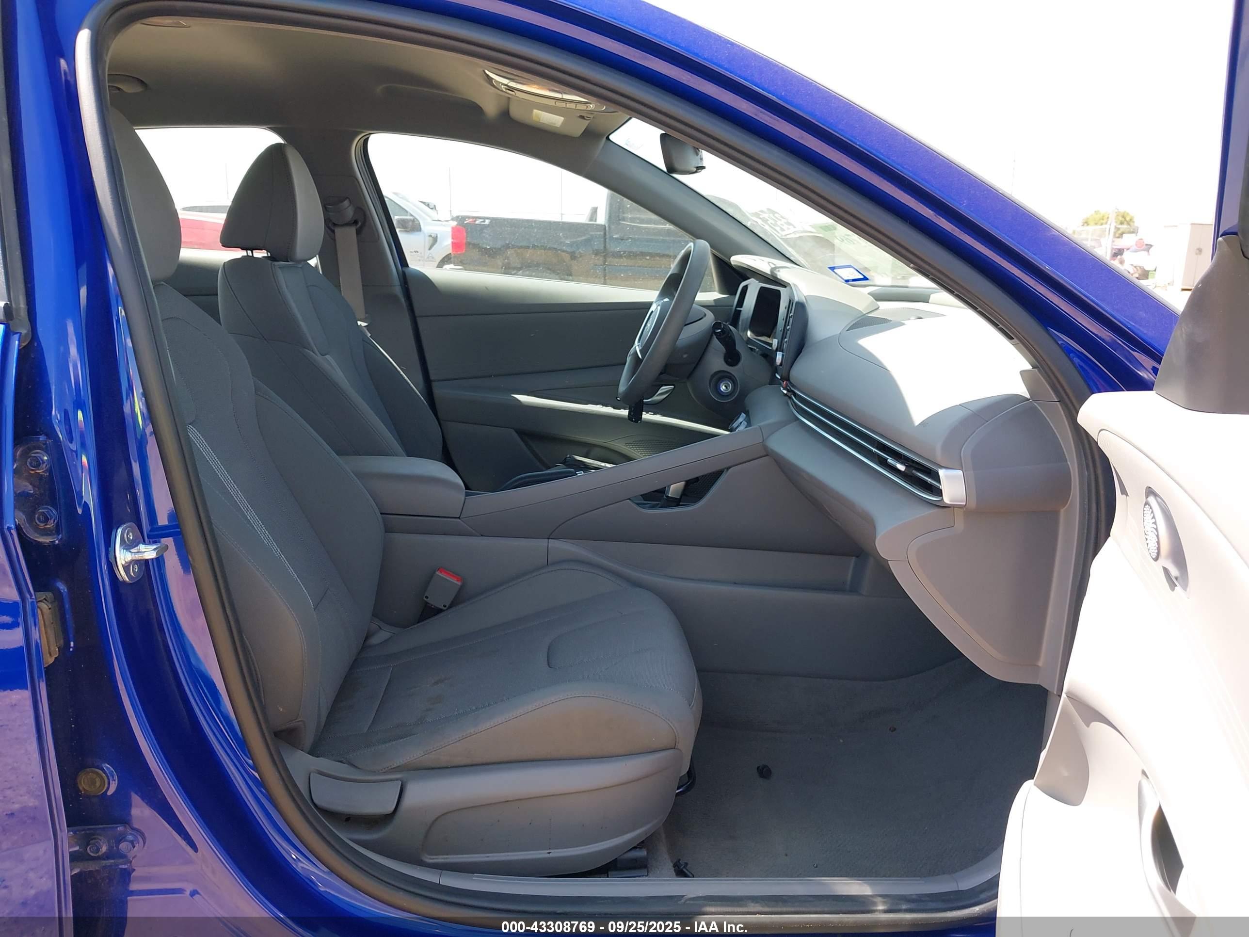 HYUNDAI ELANTRA image 5