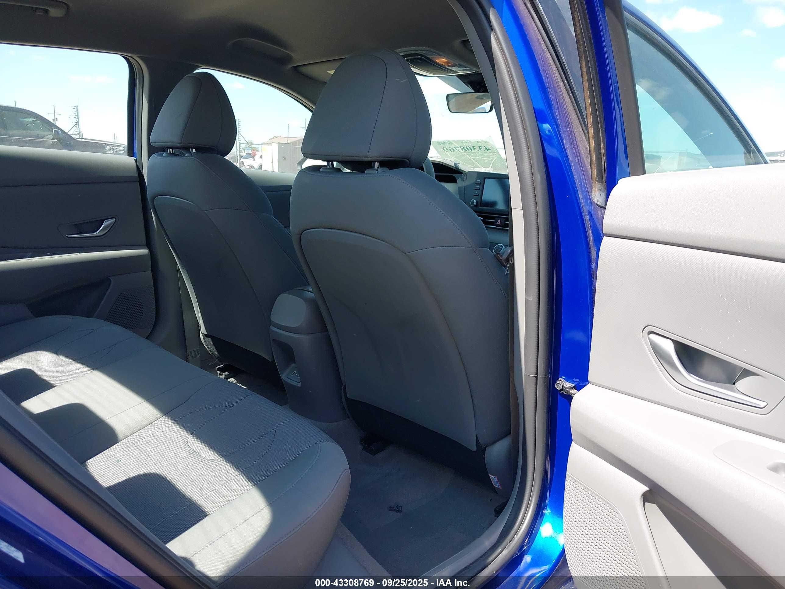 HYUNDAI ELANTRA image 8