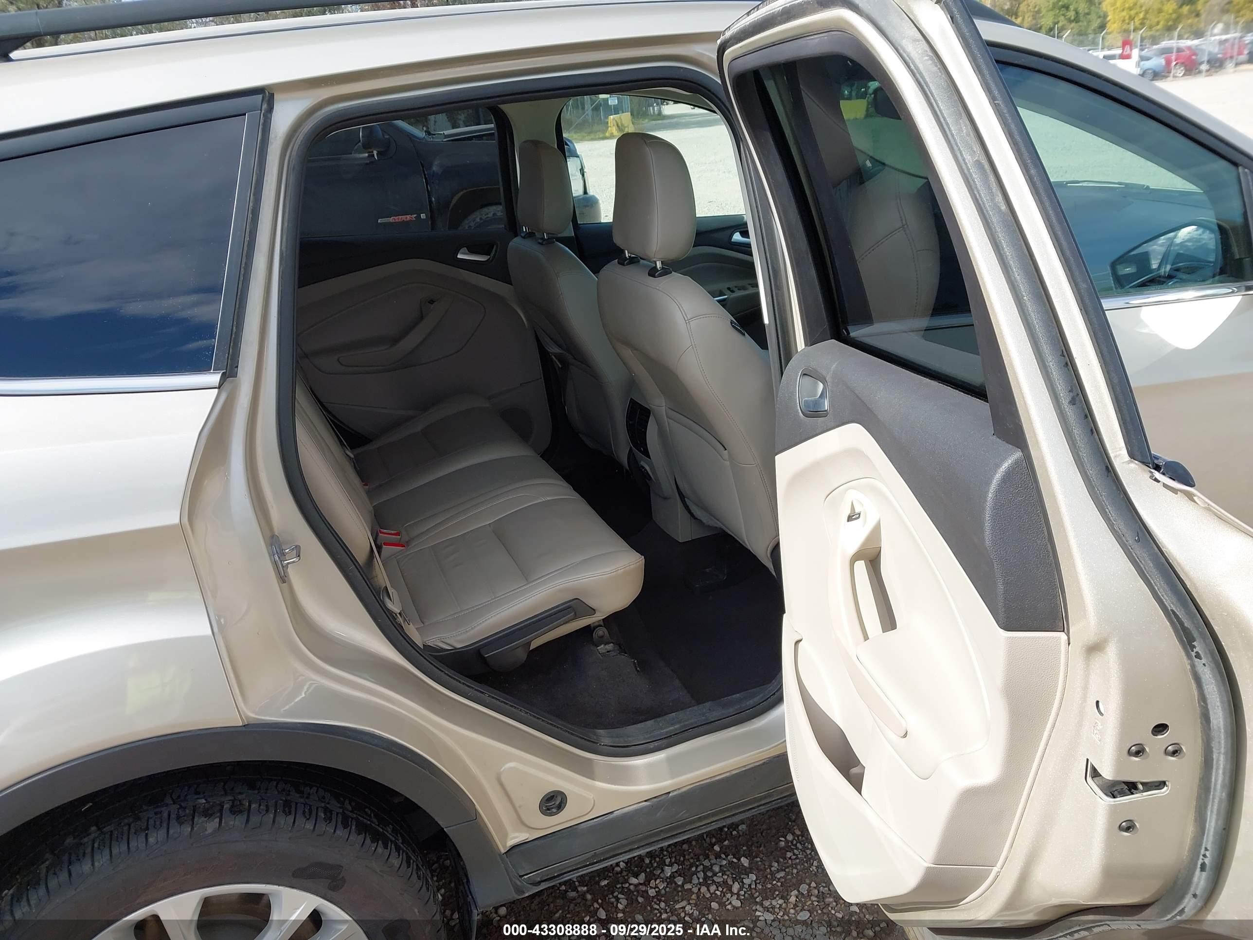 FORD ESCAPE image 8