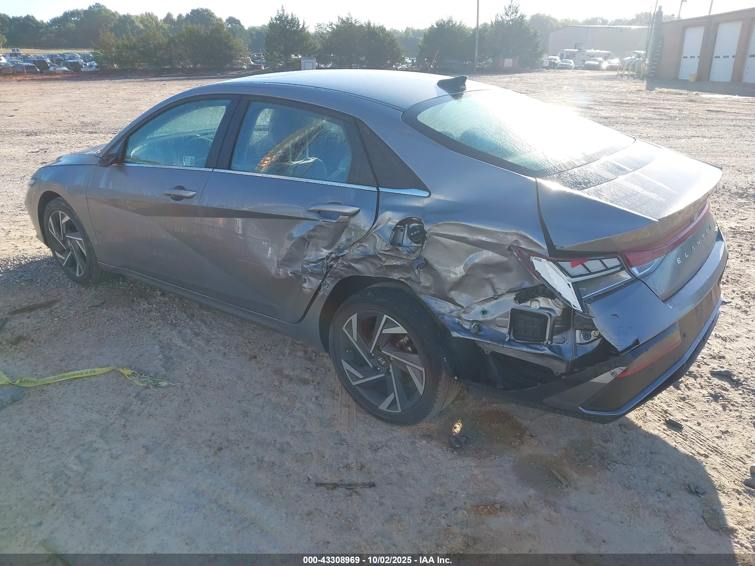 HYUNDAI ELANTRA image 3