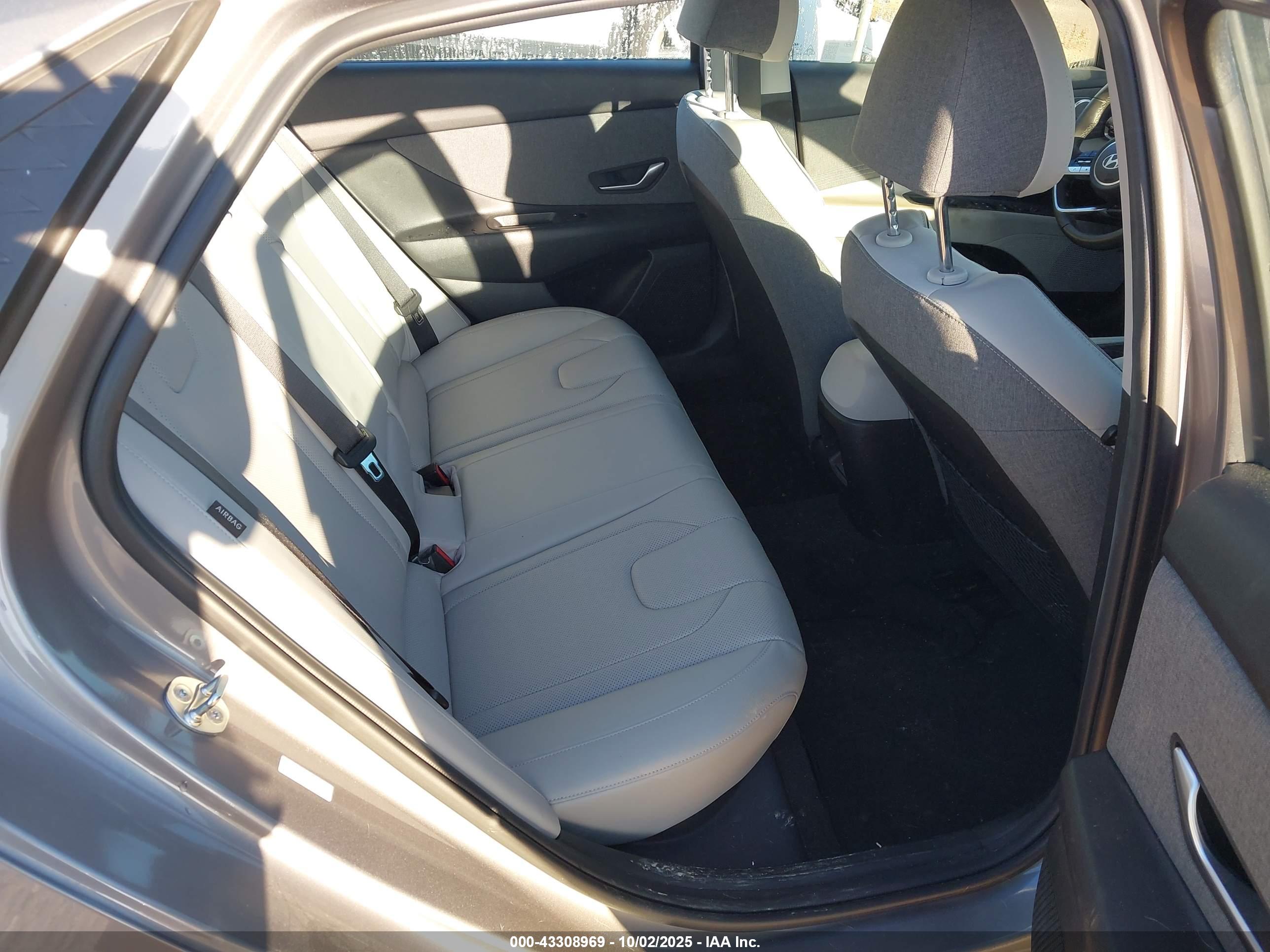HYUNDAI ELANTRA image 8