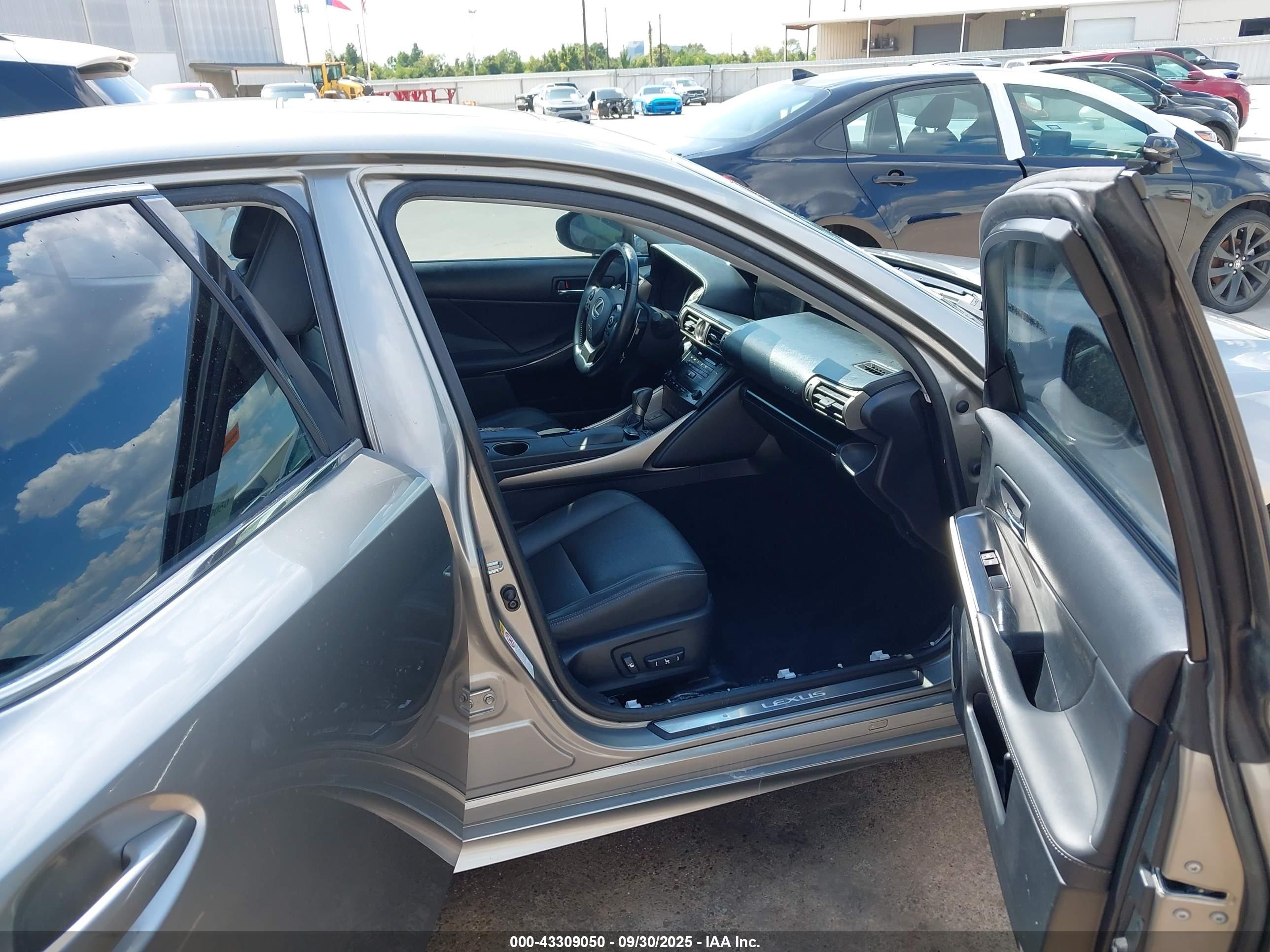 LEXUS IS image 5