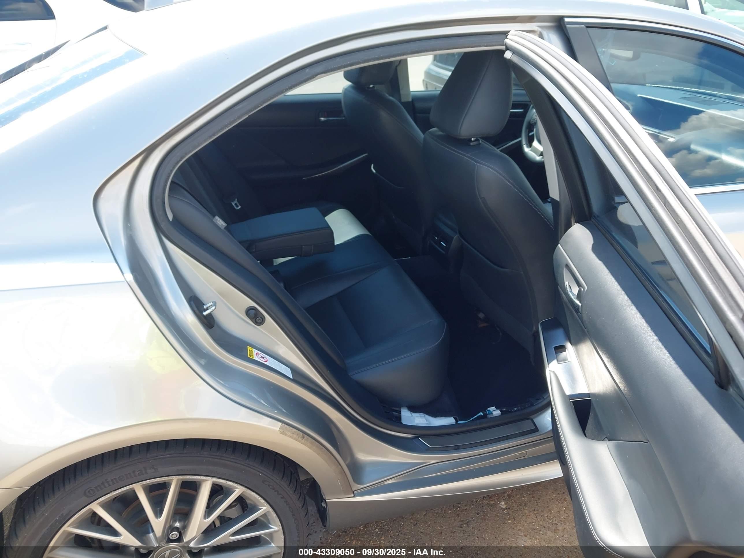 LEXUS IS image 8