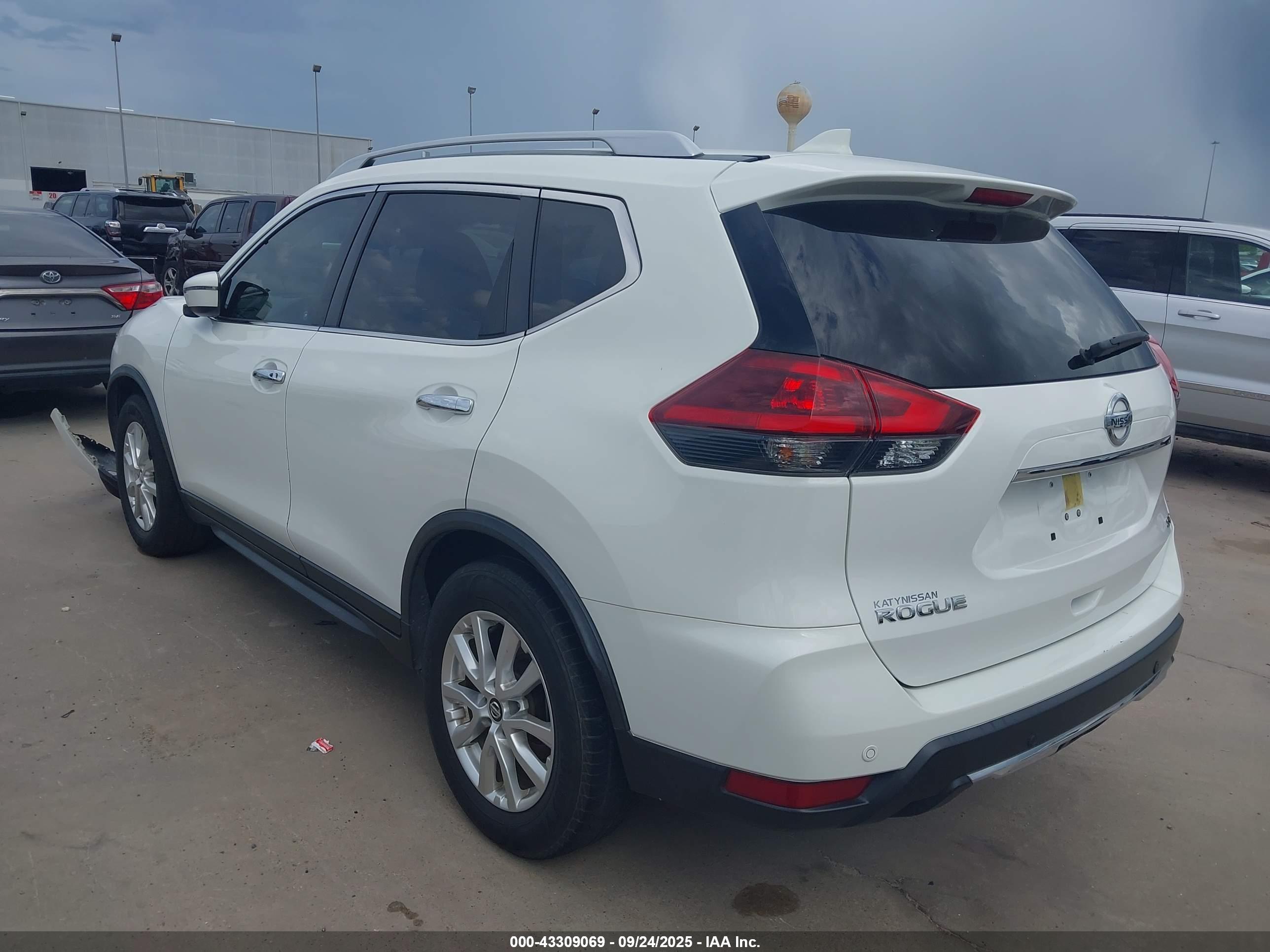 NISSAN ROGUE image 3