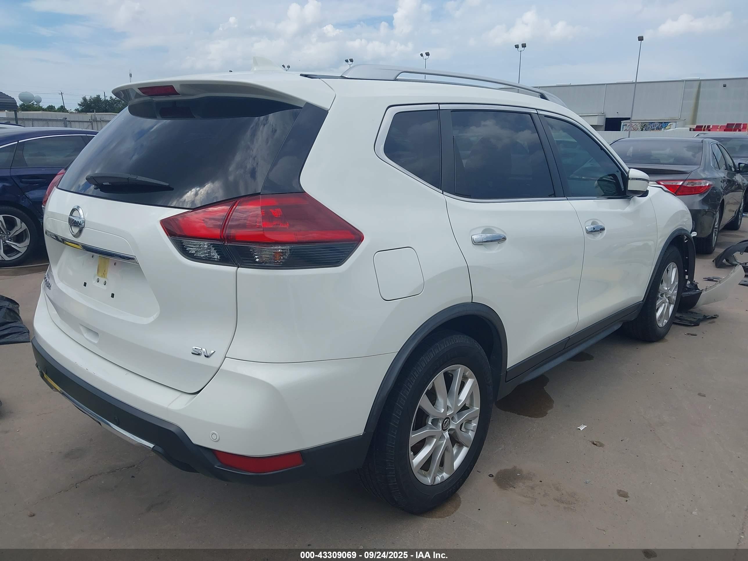 NISSAN ROGUE image 4