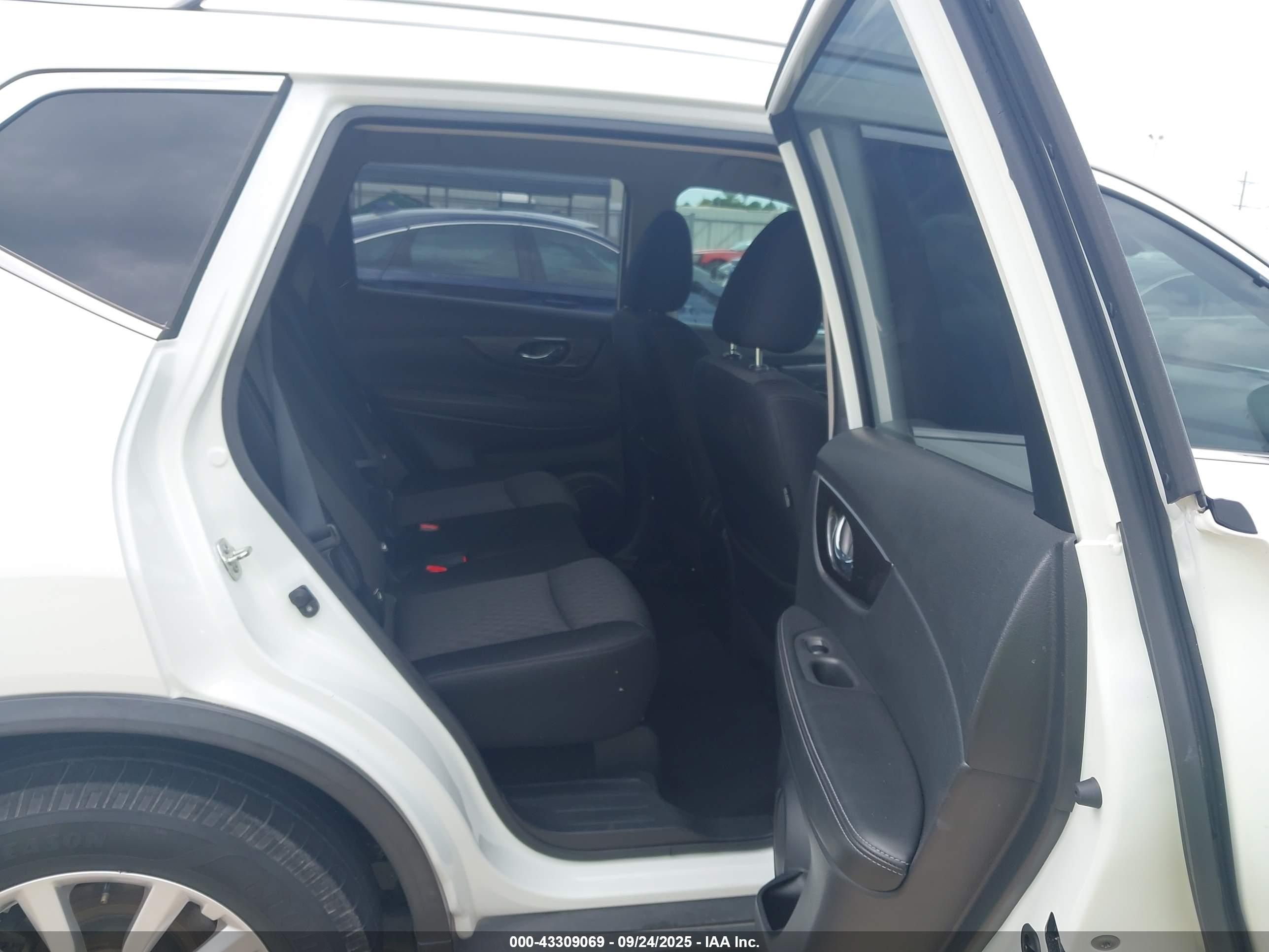 NISSAN ROGUE image 8