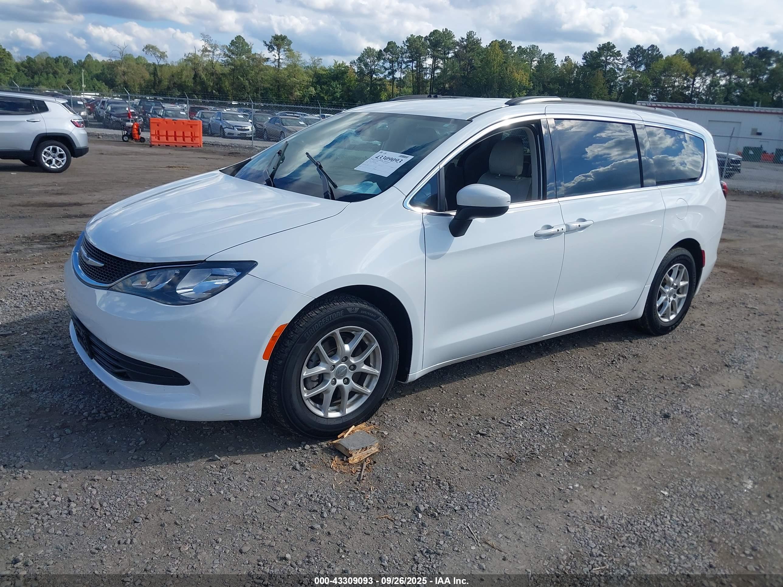 CHRYSLER VOYAGER image 2