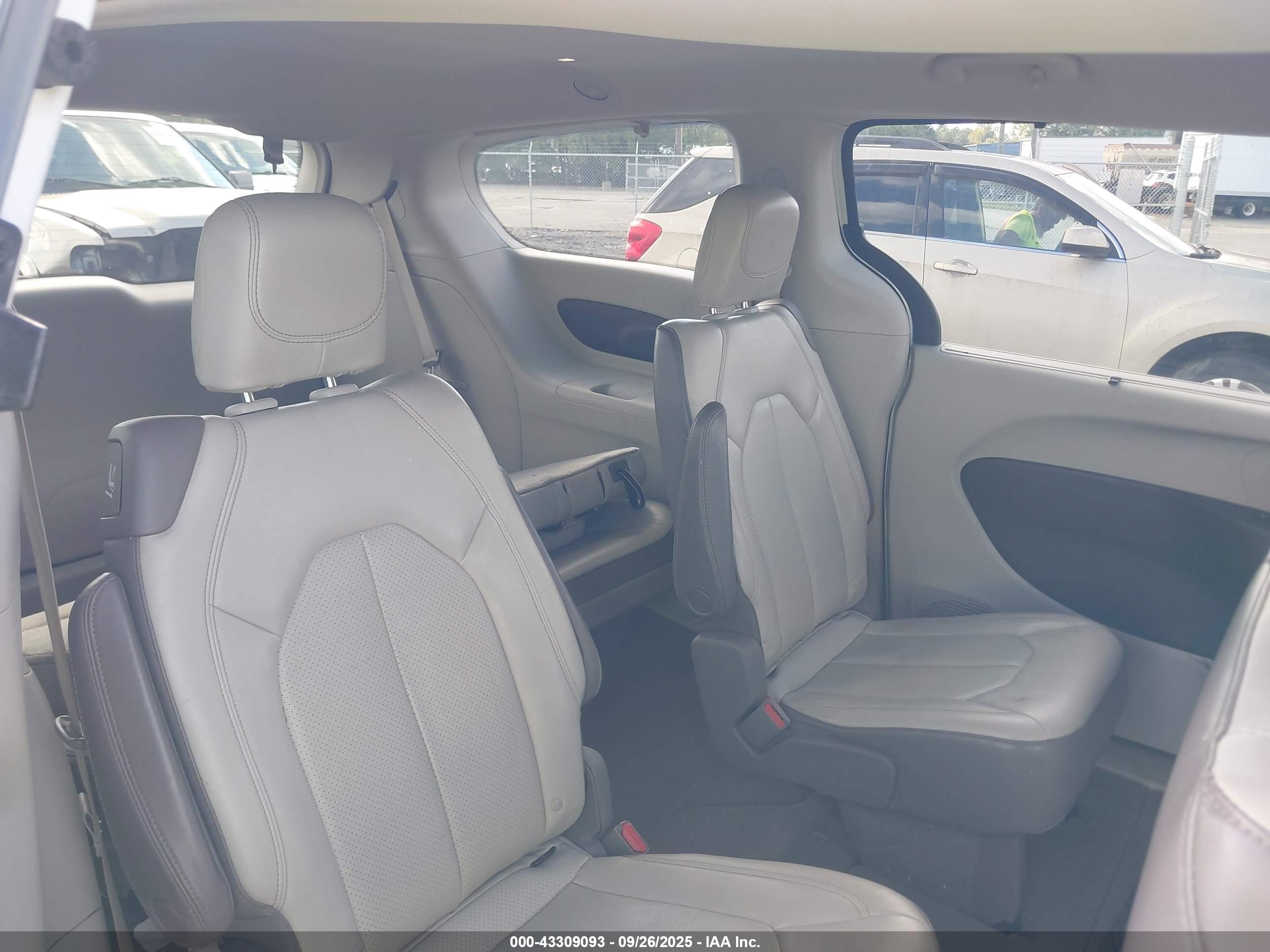 CHRYSLER VOYAGER image 8