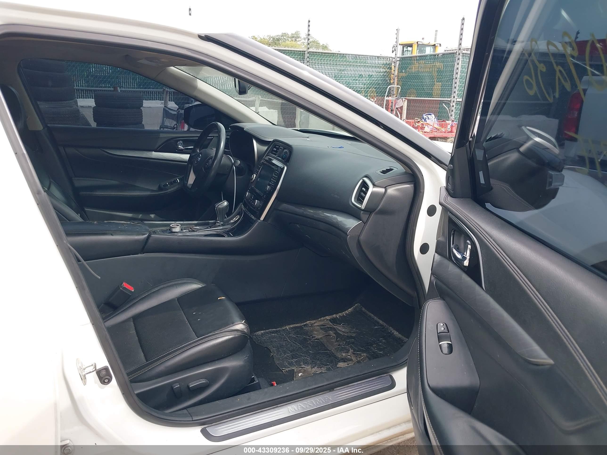 NISSAN MAXIMA image 5
