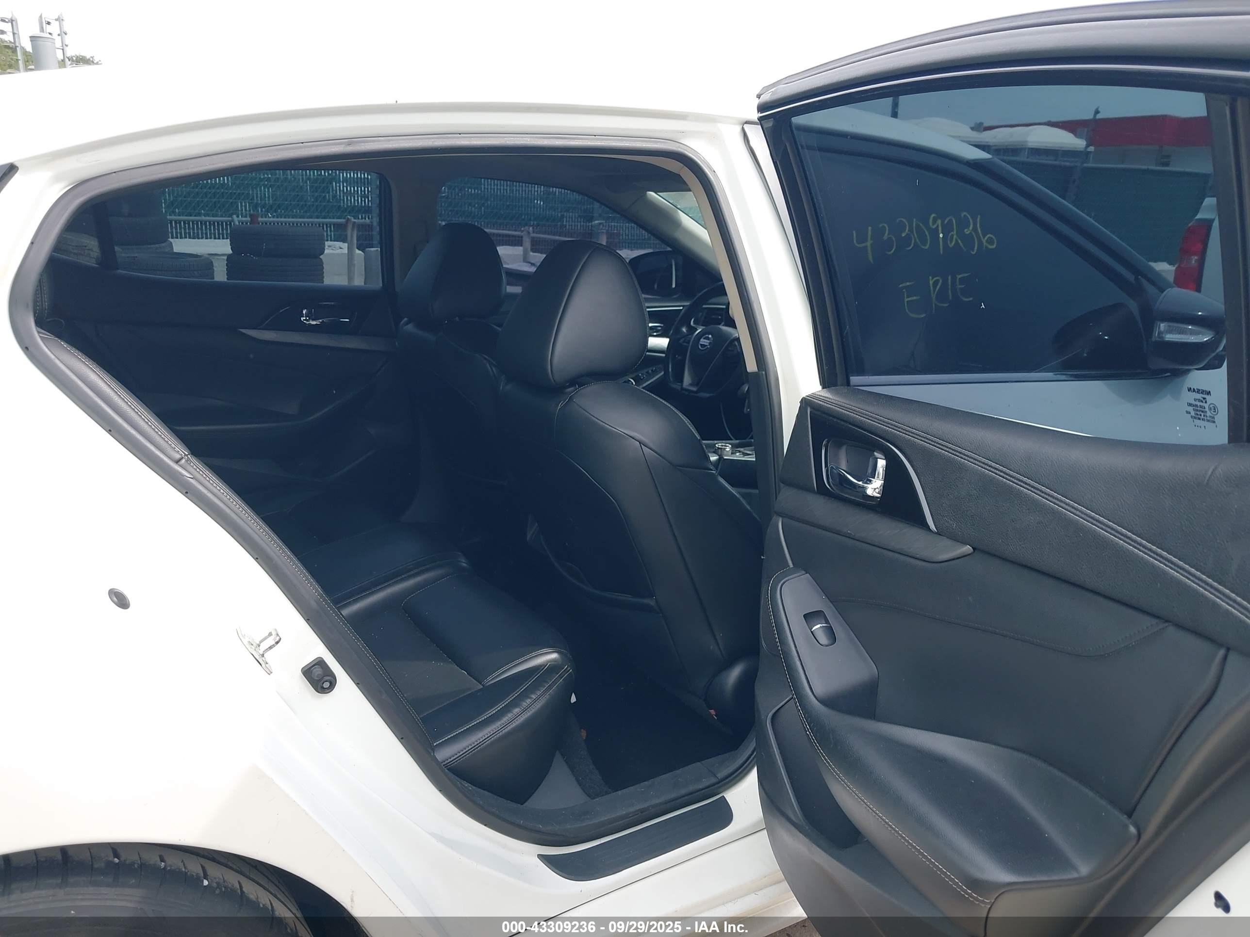 NISSAN MAXIMA image 8