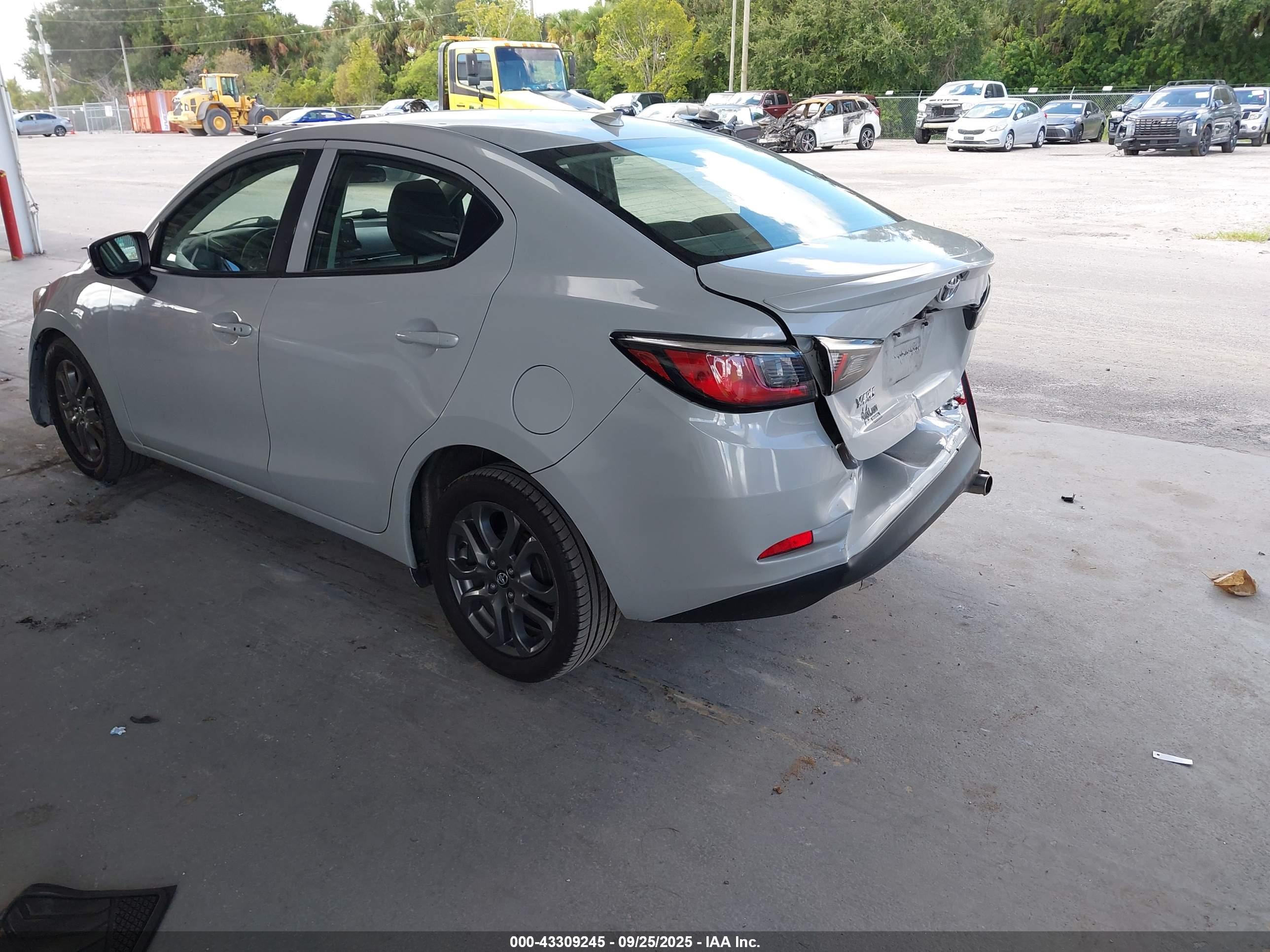 TOYOTA YARIS image 3