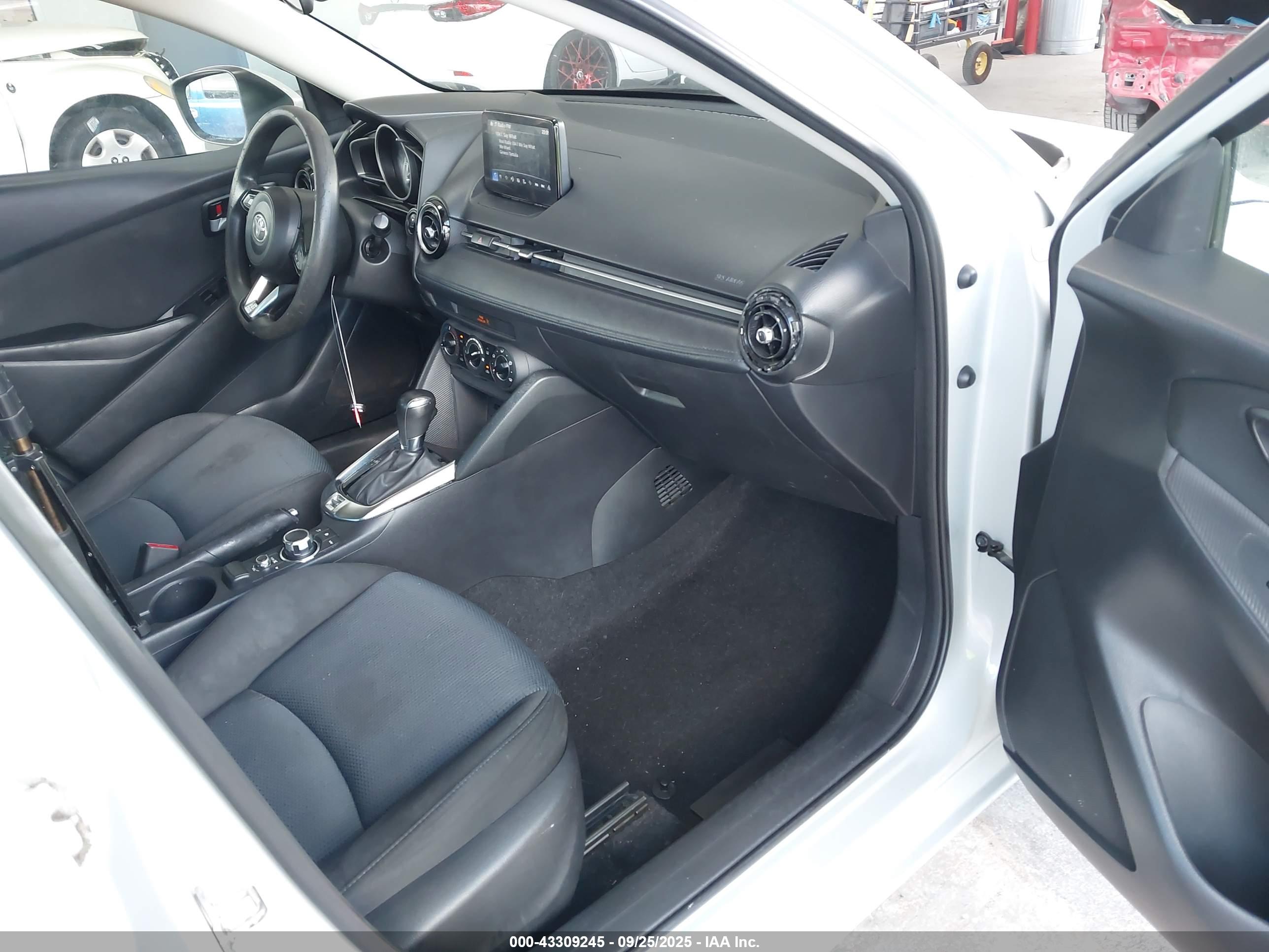 TOYOTA YARIS image 5
