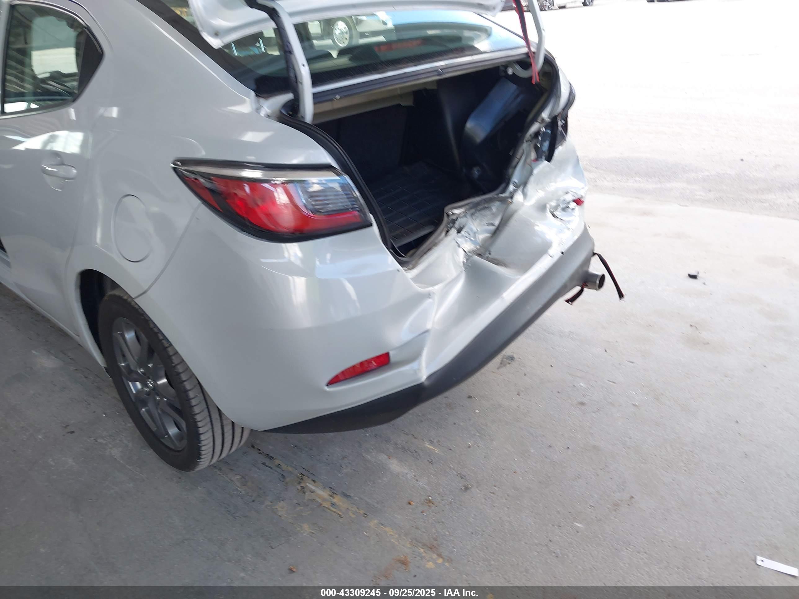 TOYOTA YARIS image 6
