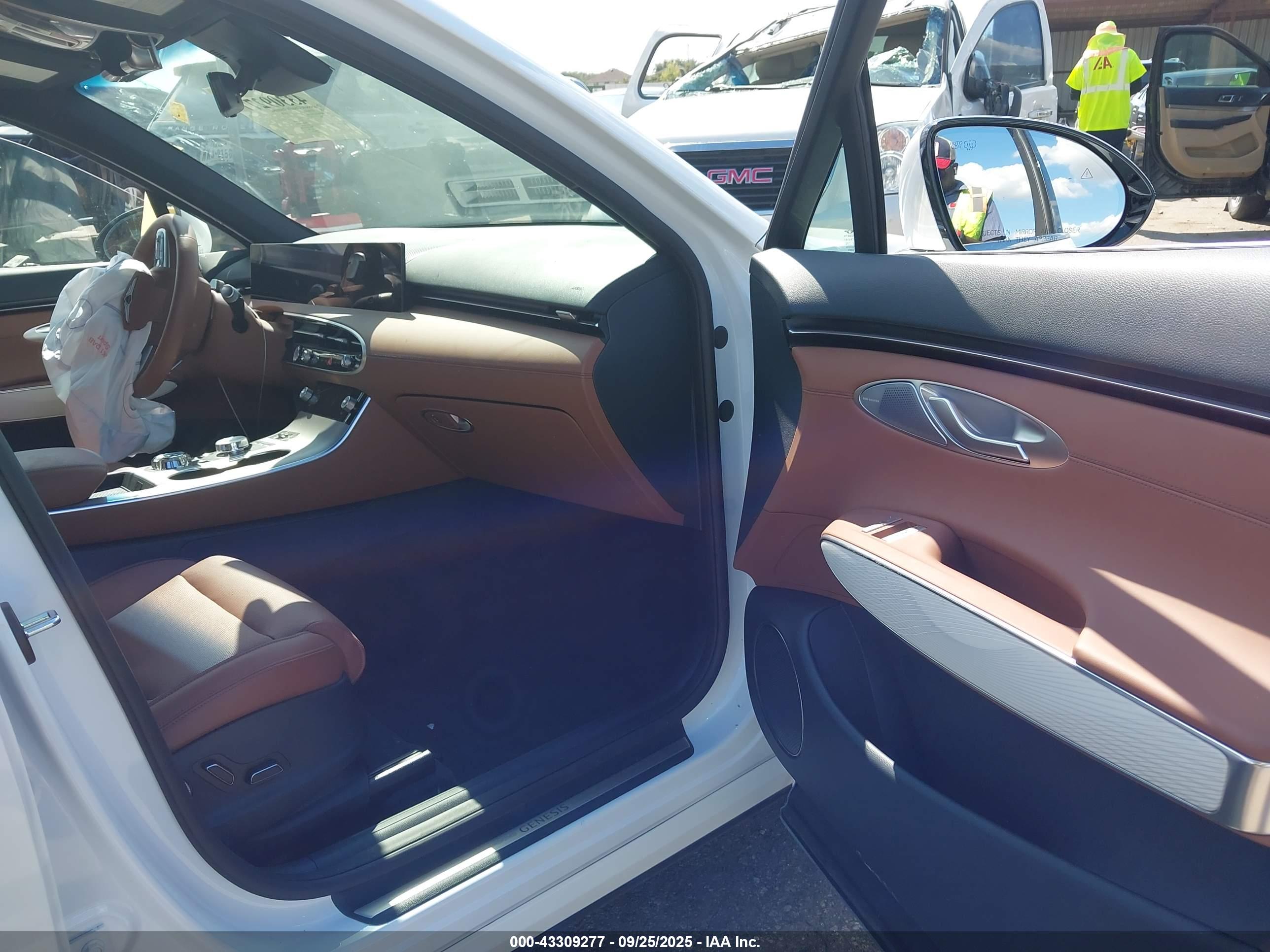 GENESIS GV70 image 5