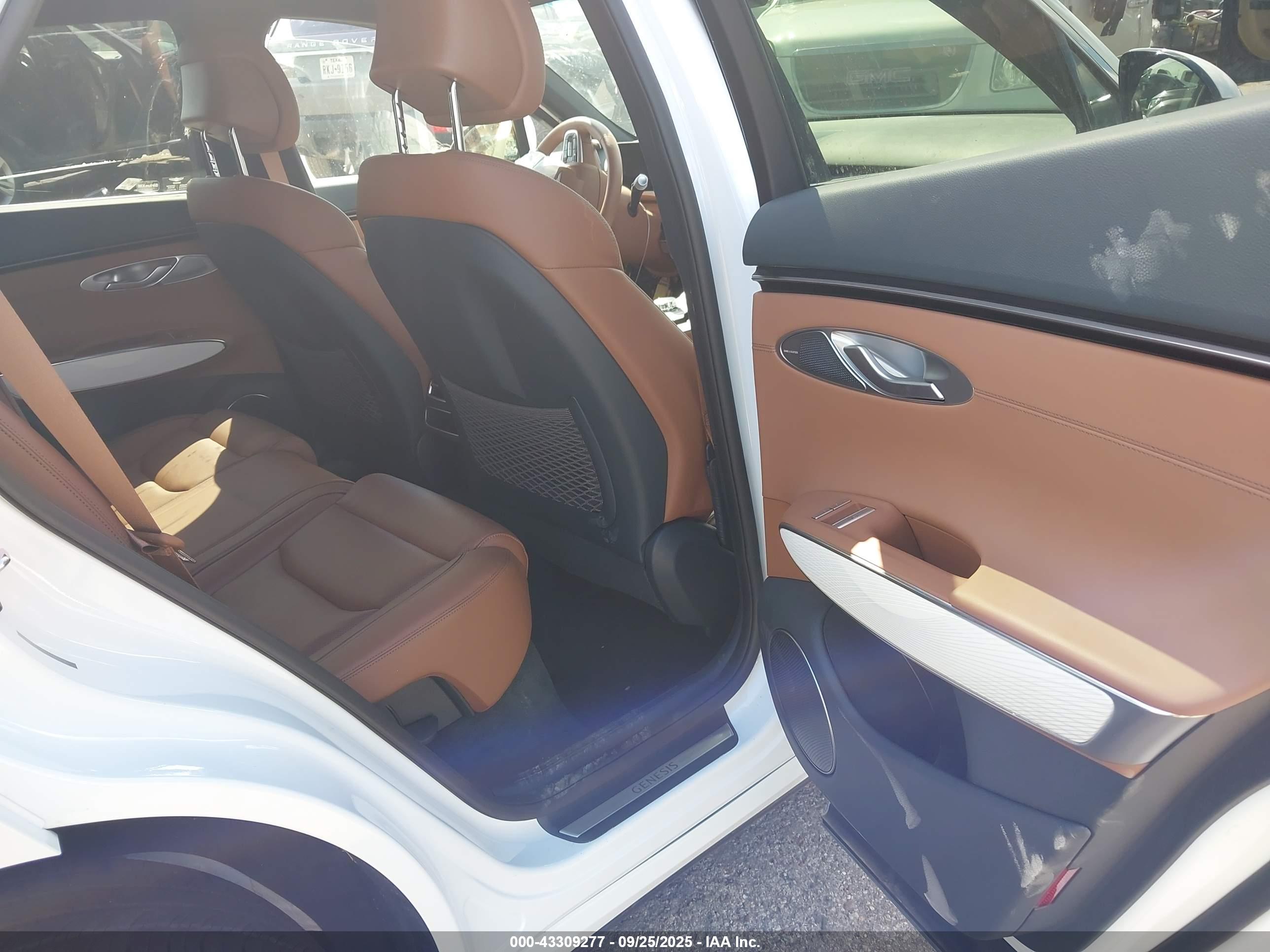 GENESIS GV70 image 8