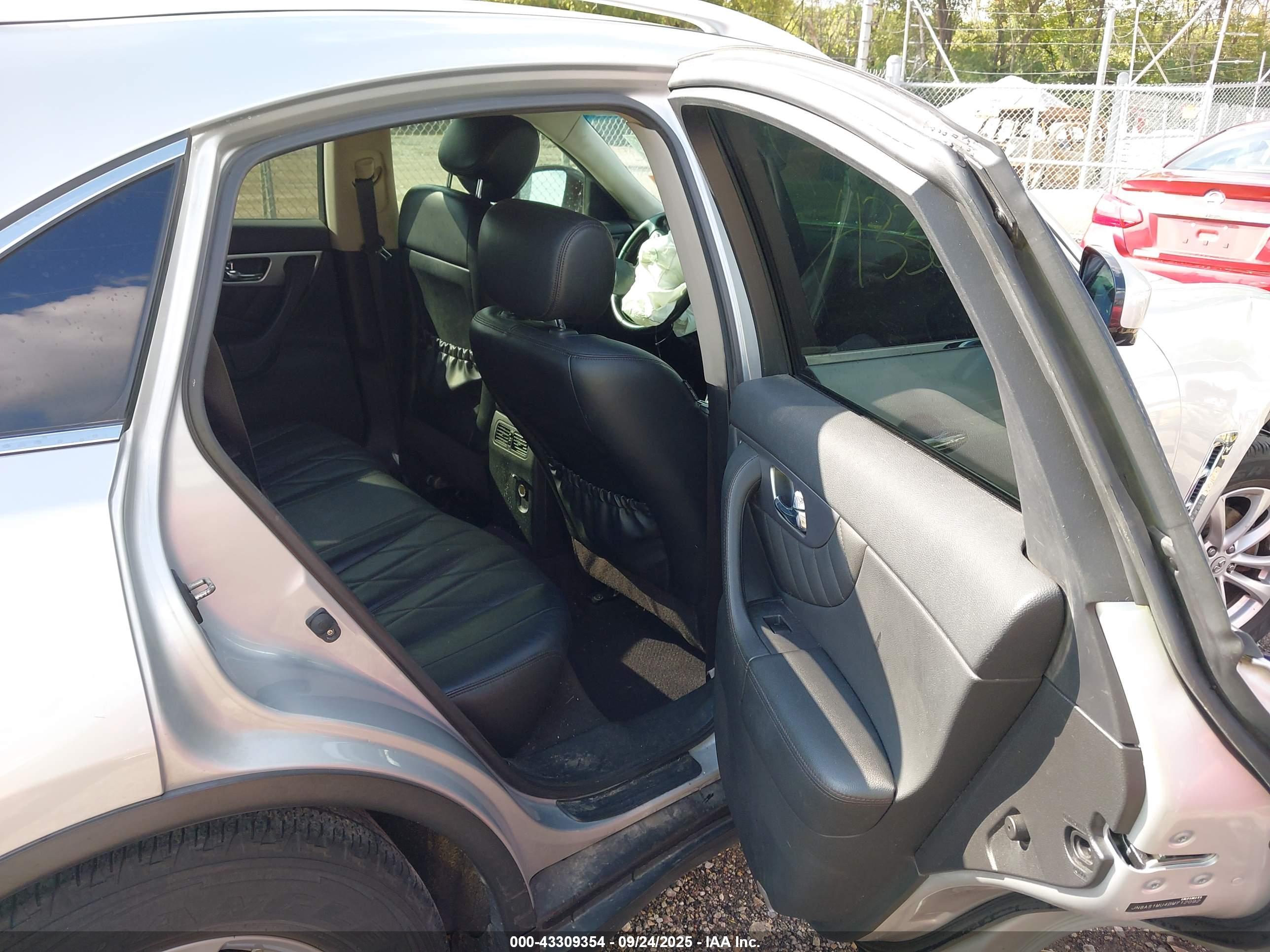 INFINITI FX35 image 8
