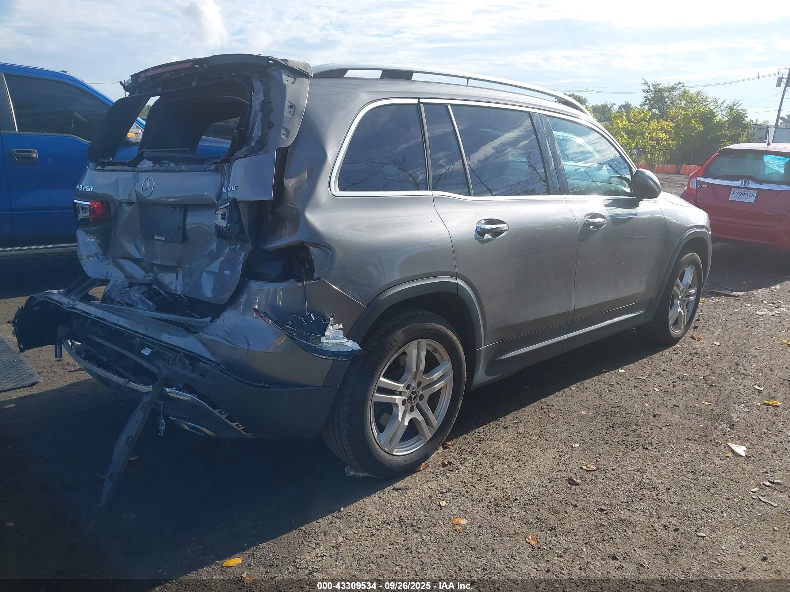 MERCEDES-BENZ GLB image 4