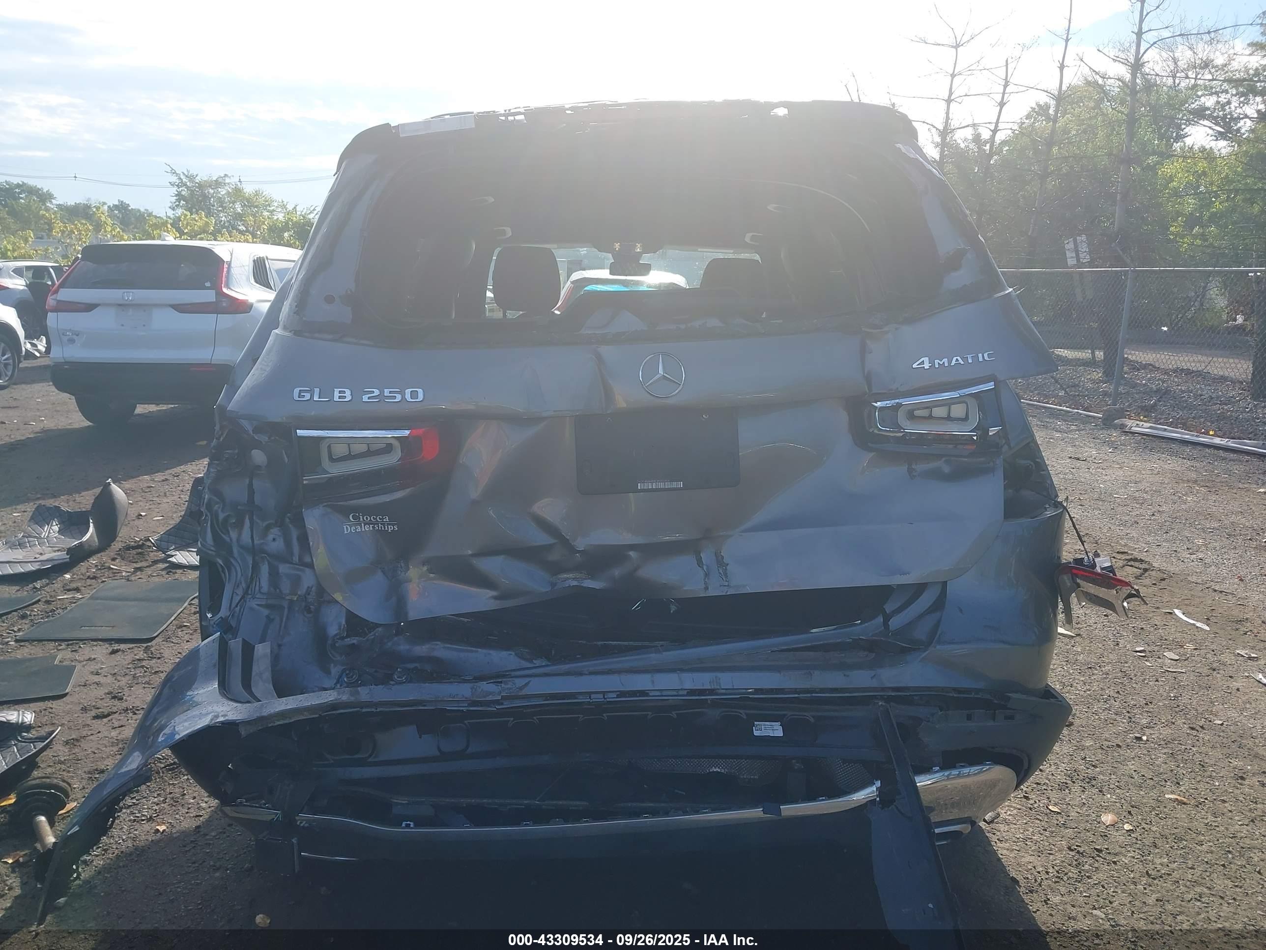 MERCEDES-BENZ GLB image 6